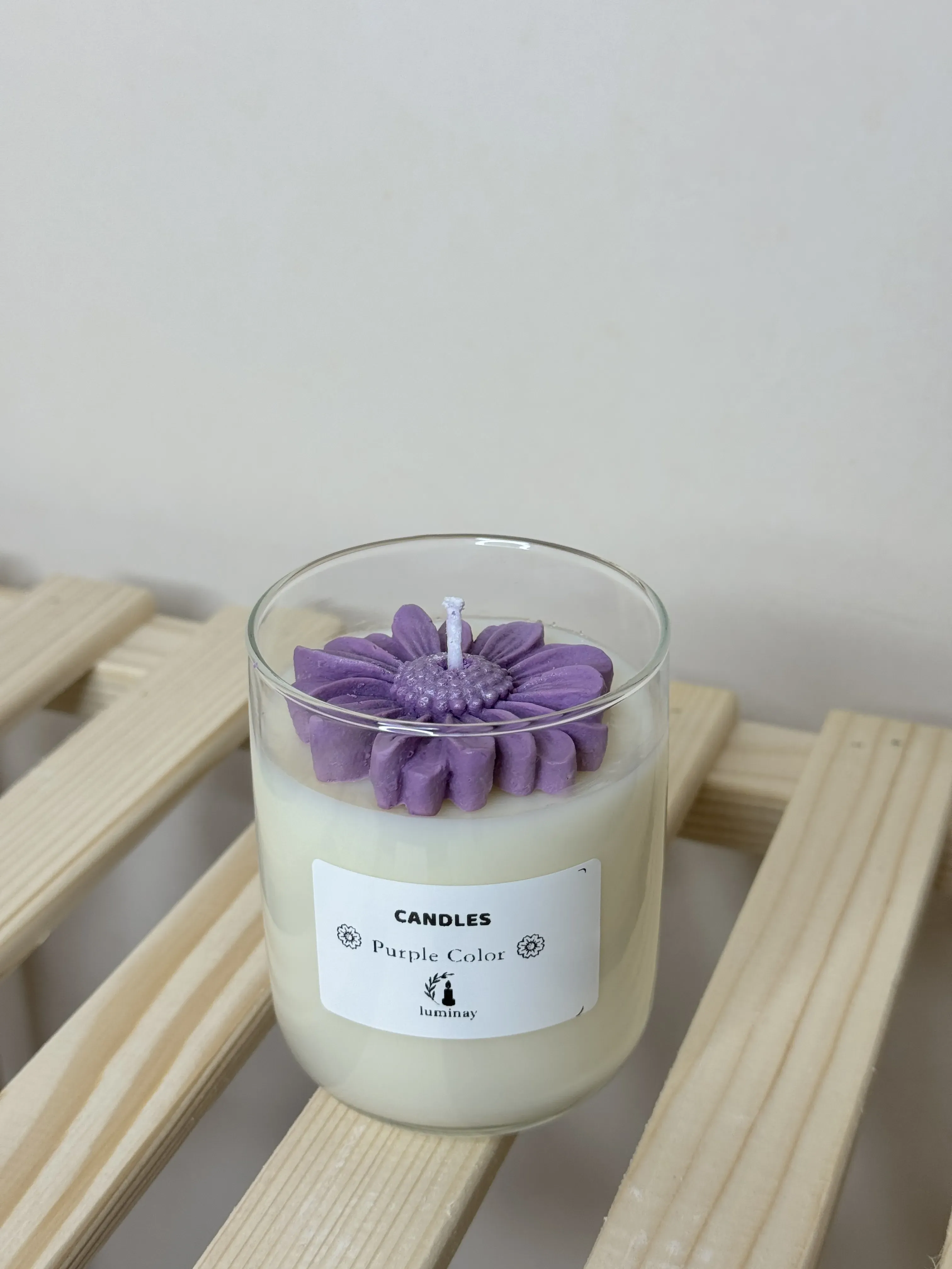 Mor Papatya Tasarımlı Soya Wax Mum - Dekoratif Cam Hazneli