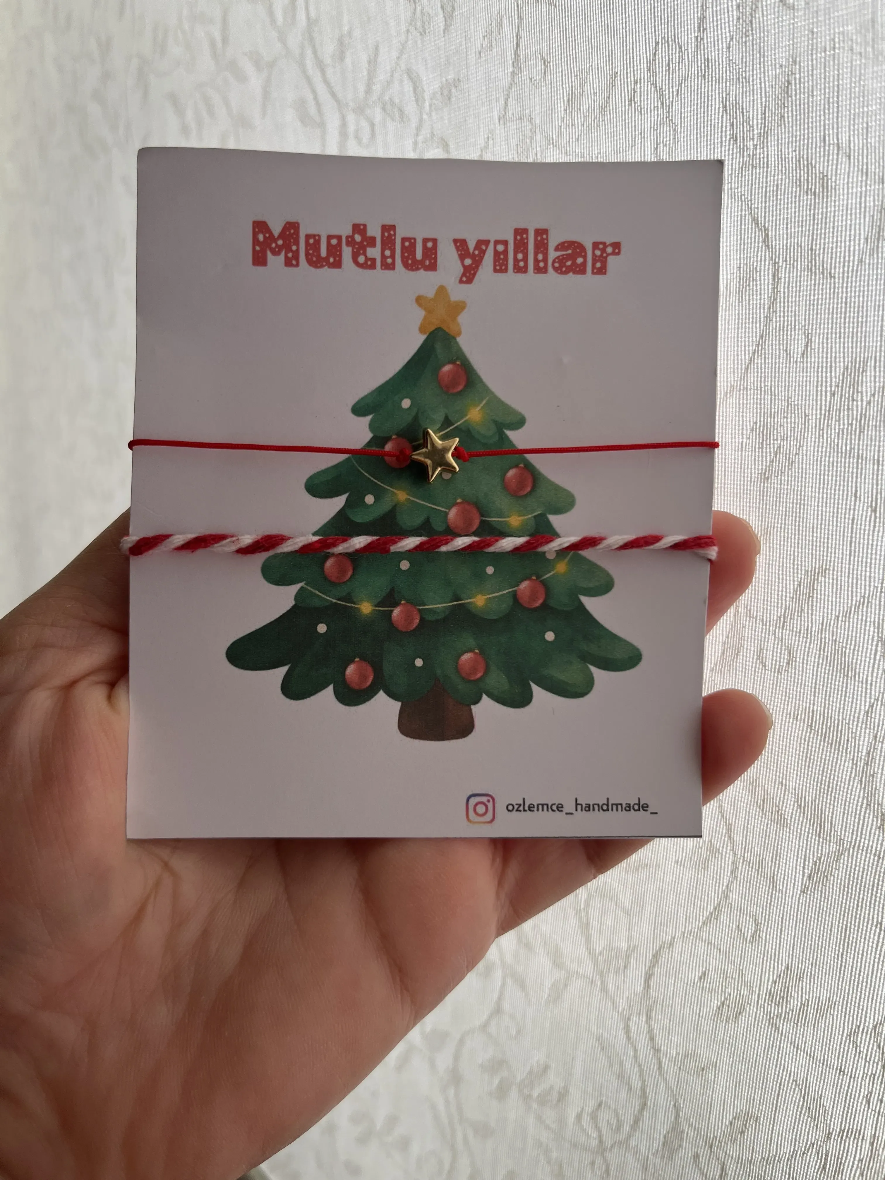 Gold Yıldız Detaylı Yeni Yıl Şans Bilekliği – Çam Ağacı Kartlı Hediyelik