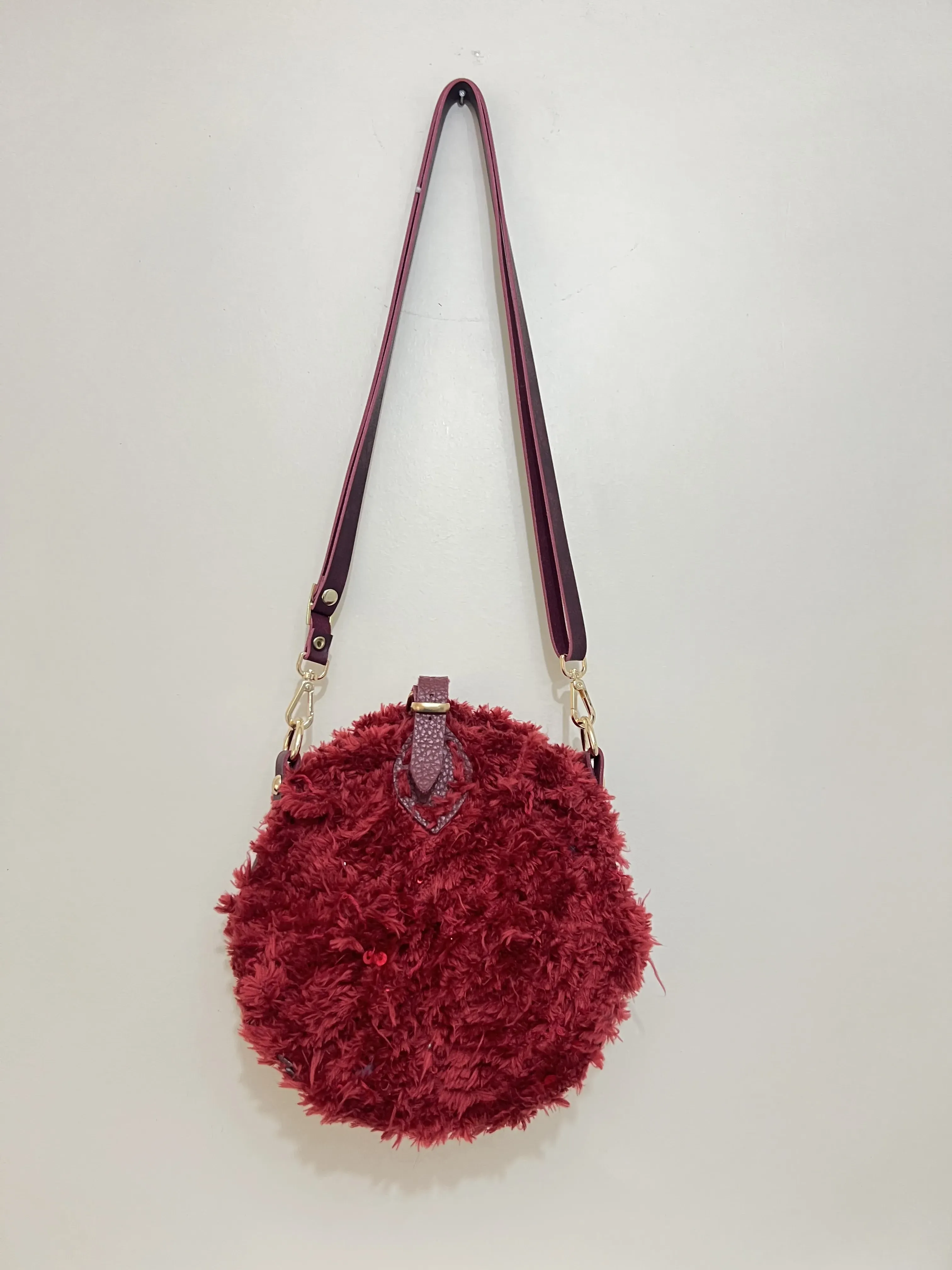Kırmızı Peluş Omuz Çantası - Yuvarlak Silindir Formlu, El Ötmesi
