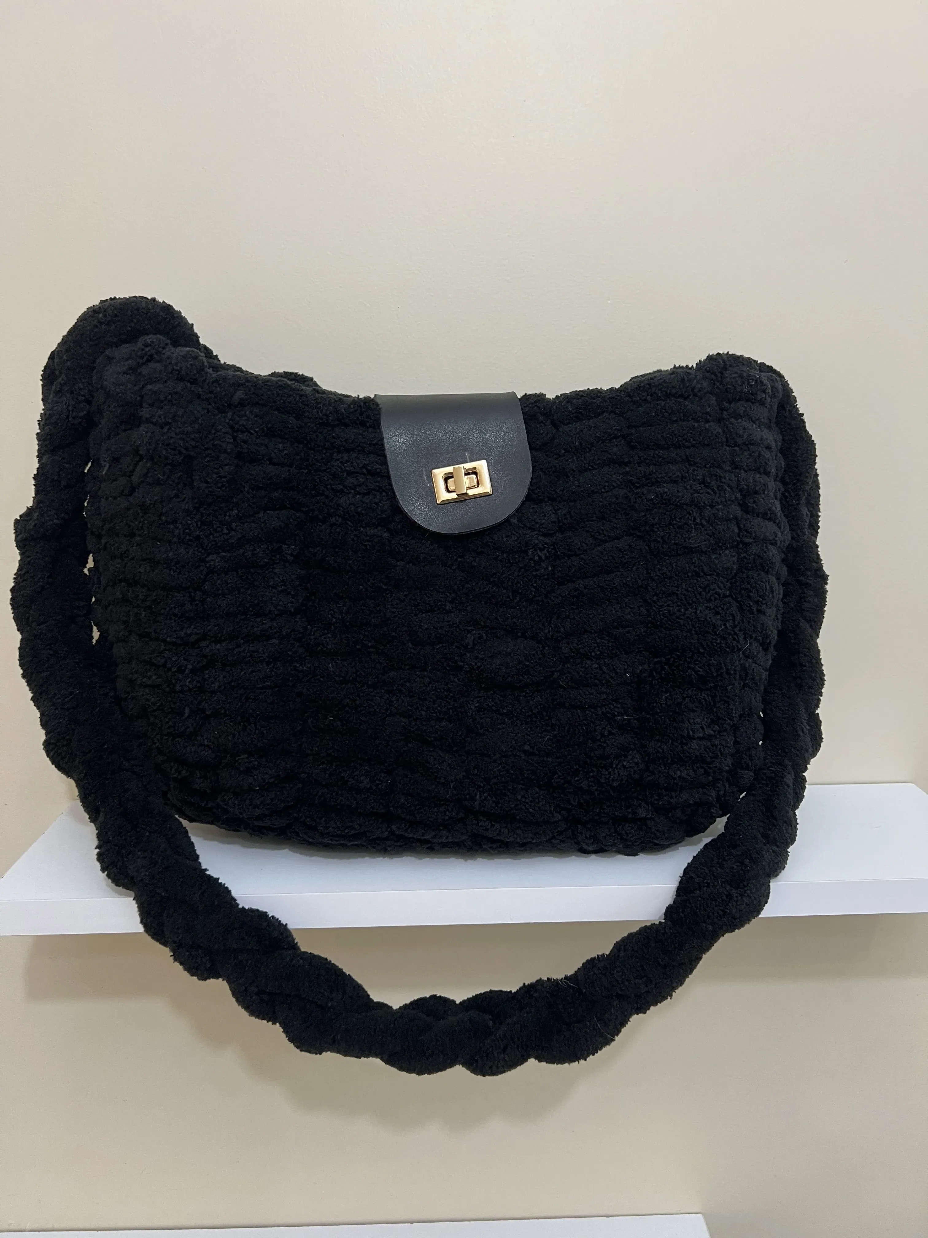 Siyah Peluş Omuz Çantası - Deri Detaylı Tokalı, Yumuşak Dokulu