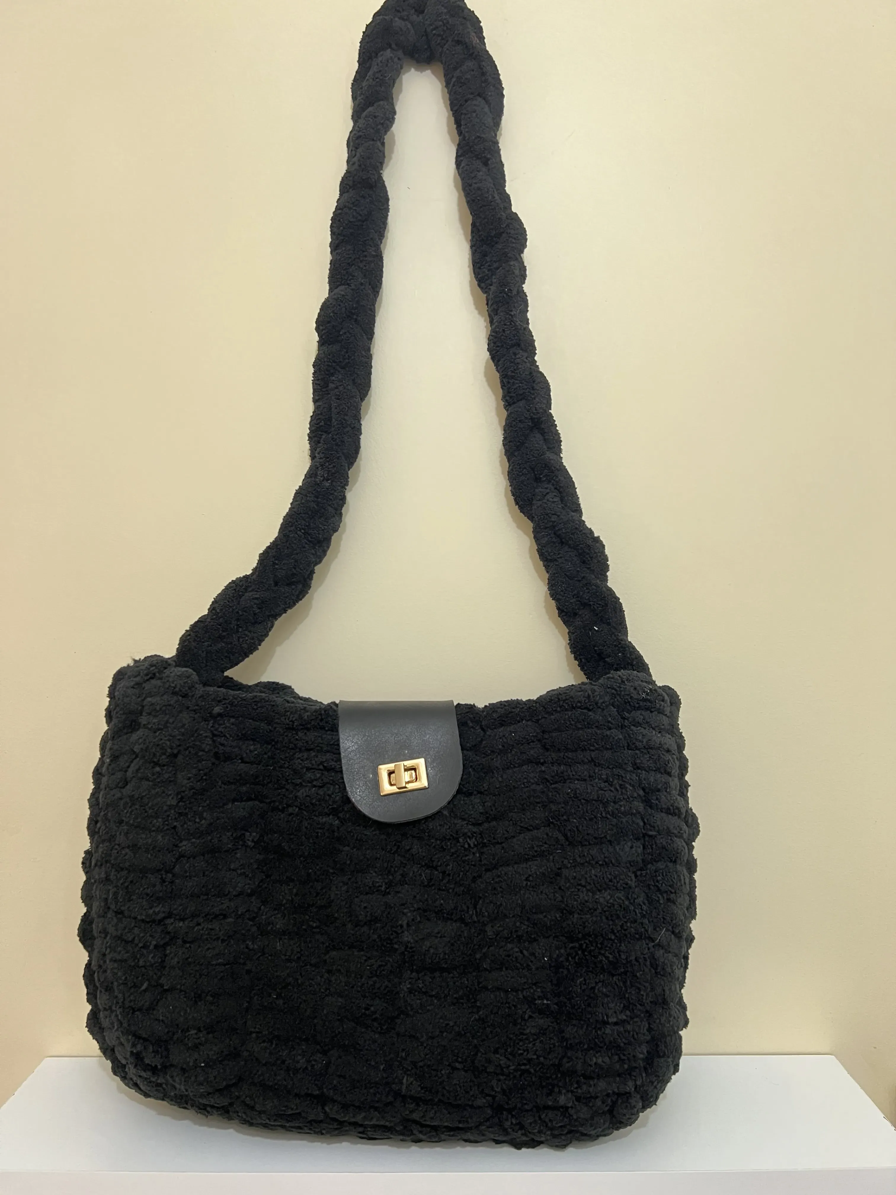 Siyah Peluş Omuz Çantası - Deri Detaylı Tokalı, Yumuşak Dokulu