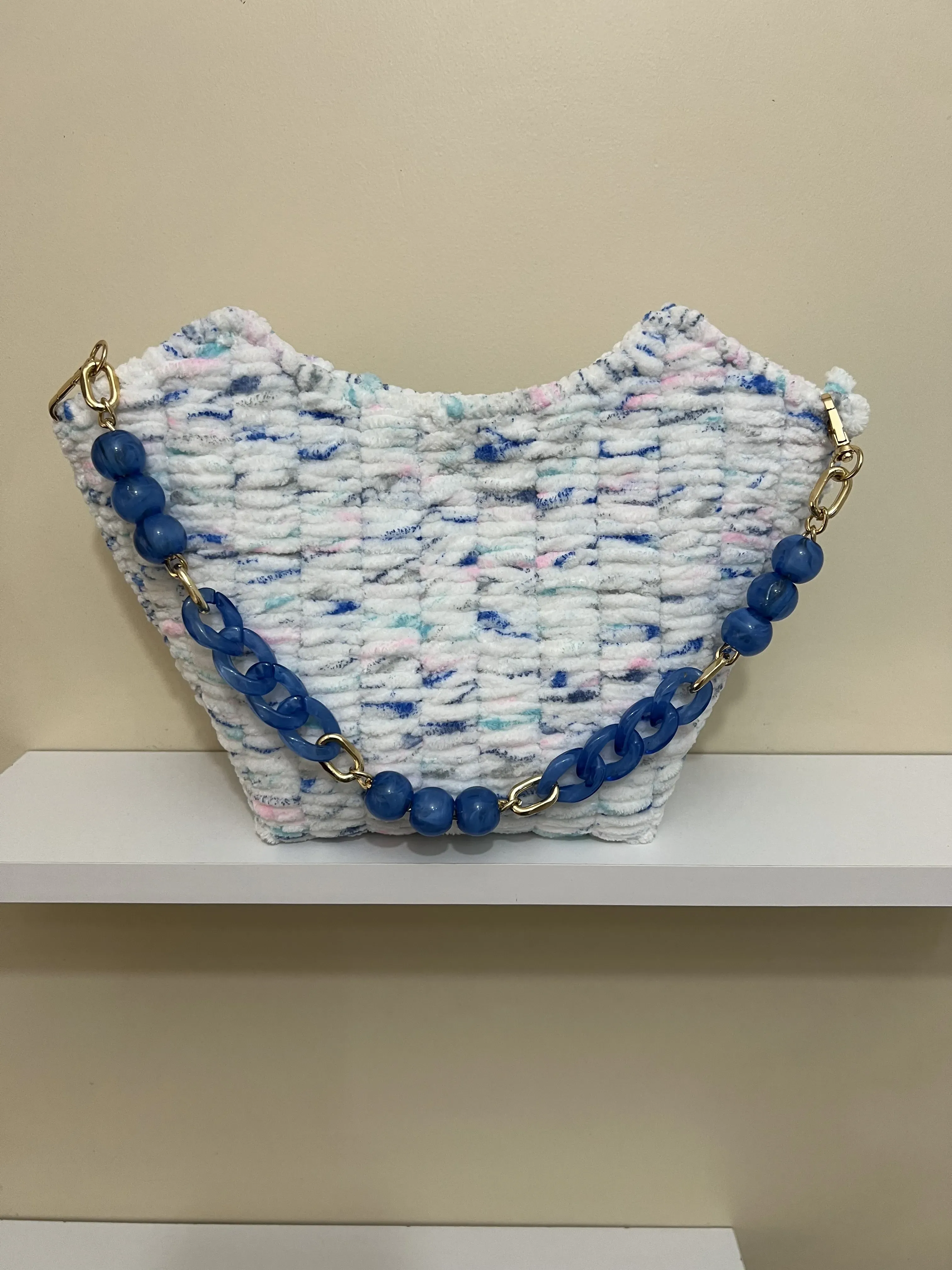 Mavi Zincir Detaylı Beyaz Örgü Omuz Çantası - El Örmesi