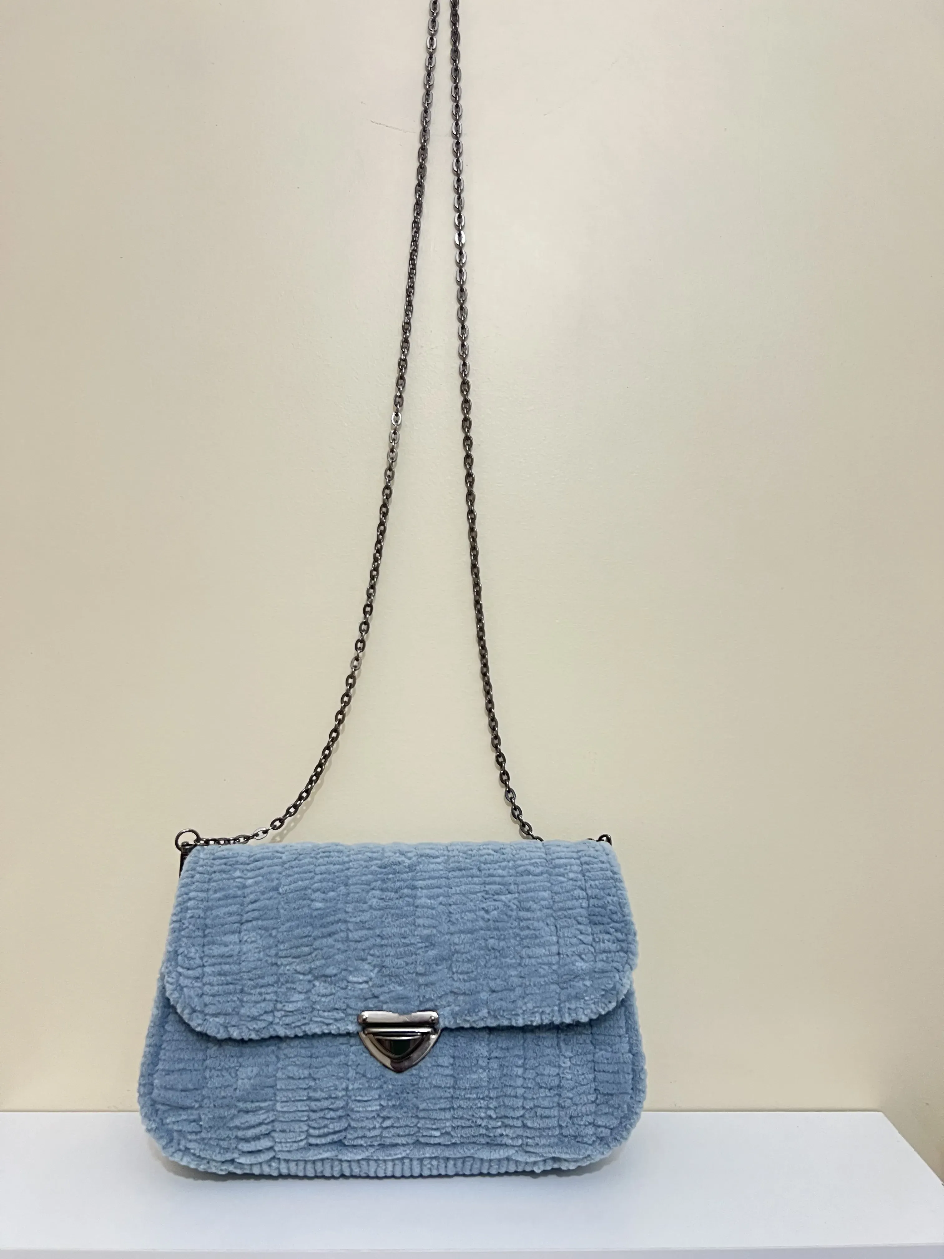 Mavi Peluş Omuz Çantası - Zincir Askılı, Yumuşak ve Şık - El Emeği