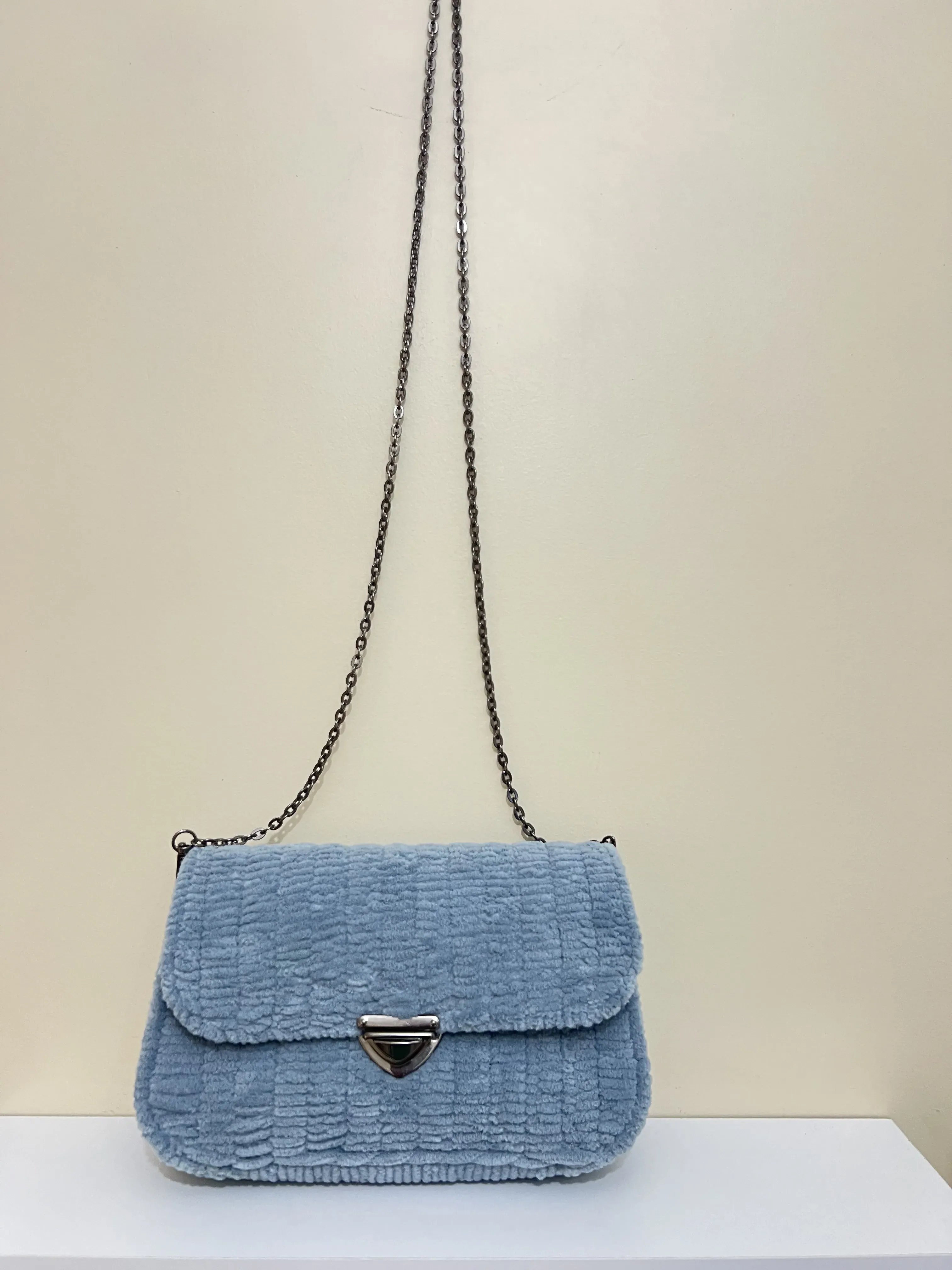 Mavi Peluş Omuz Çantası - Zincir Askılı, Yumuşak ve Şık - El Emeği