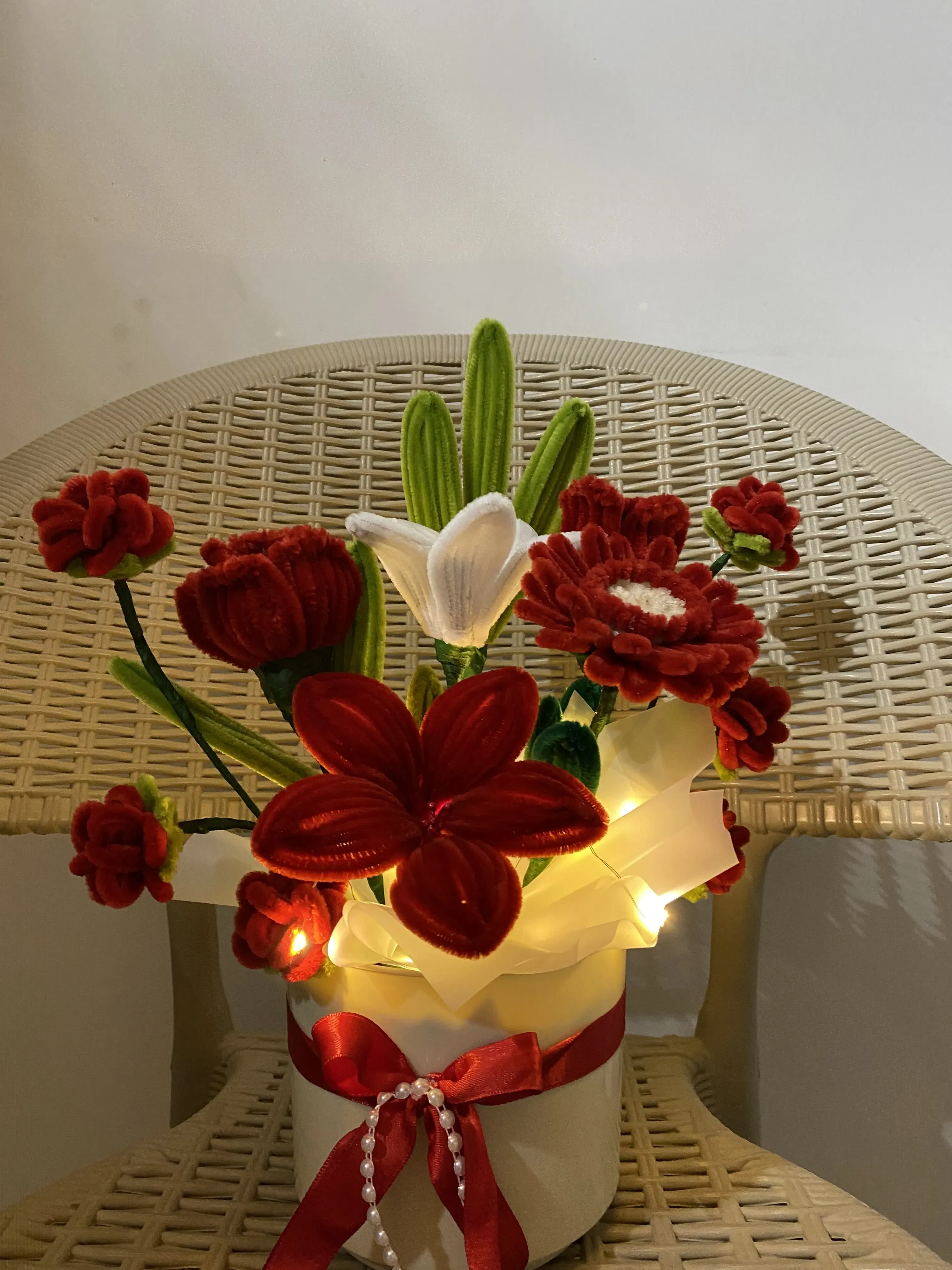 Kırmızı Şönil Çiçek Aranjmanı - Işıklı Dekoratif Saksı Çiçeği