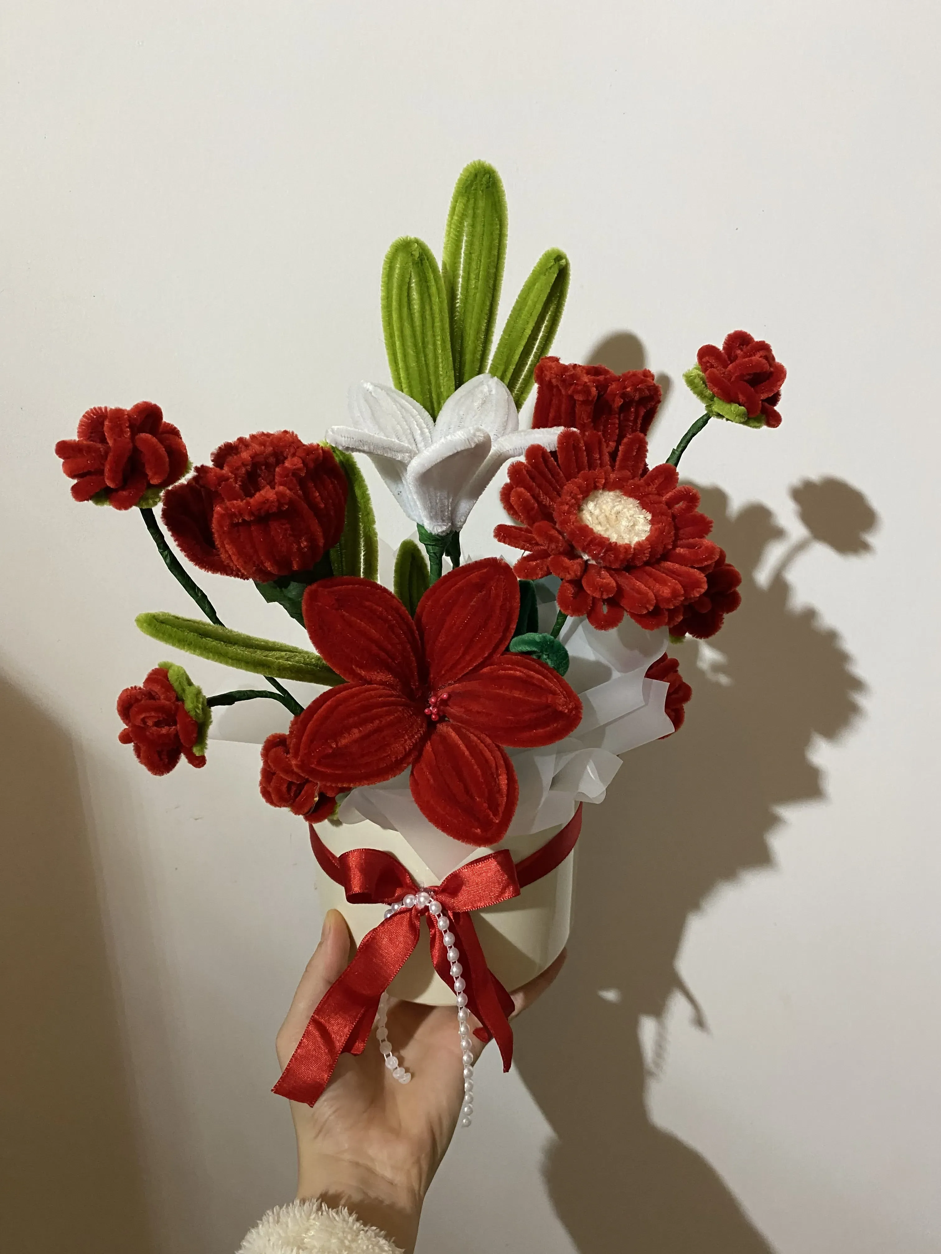 Kırmızı Şönil Çiçek Aranjmanı - Işıklı Dekoratif Saksı Çiçeği