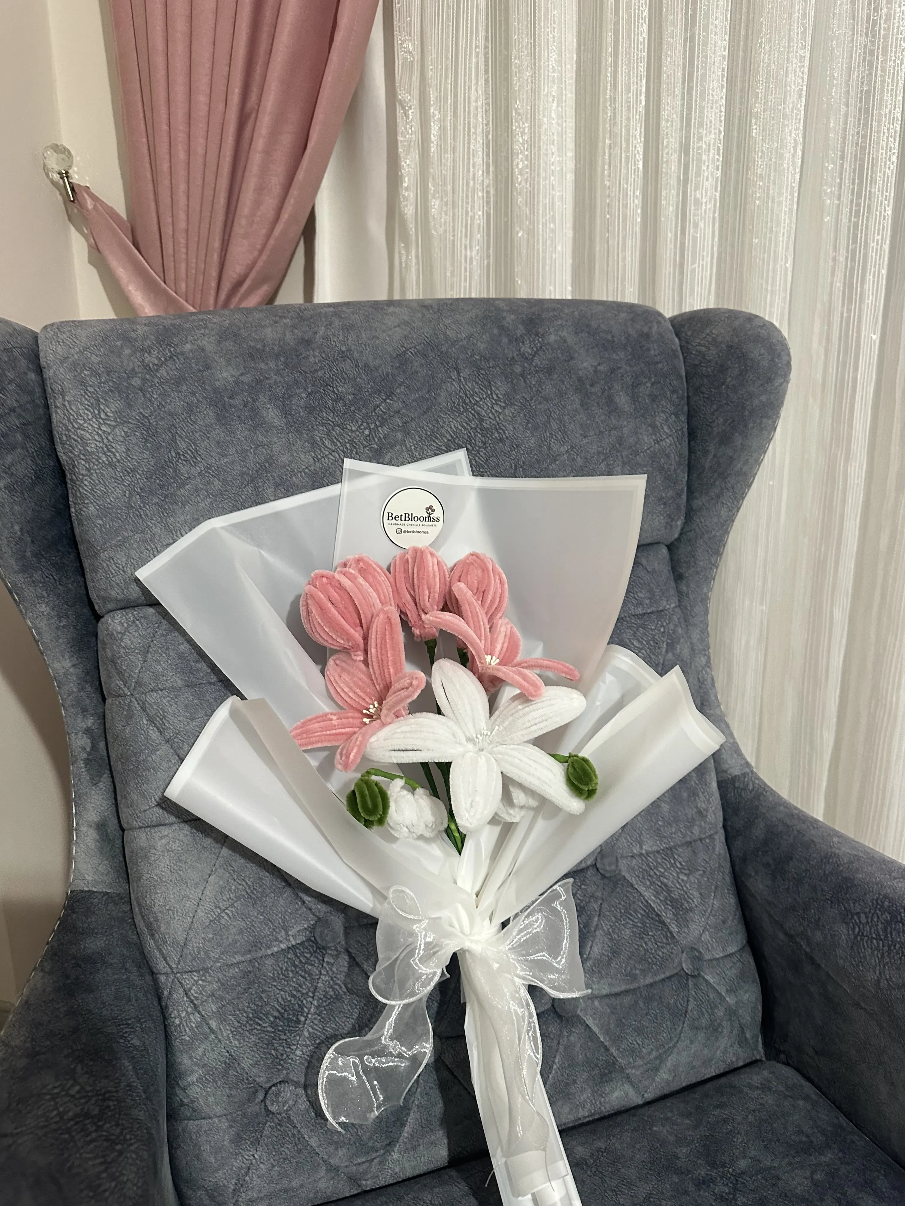 Şönil Lilyum ve Lale Buketi - El Emeği Dekoratif Çiçek Aranjmanı