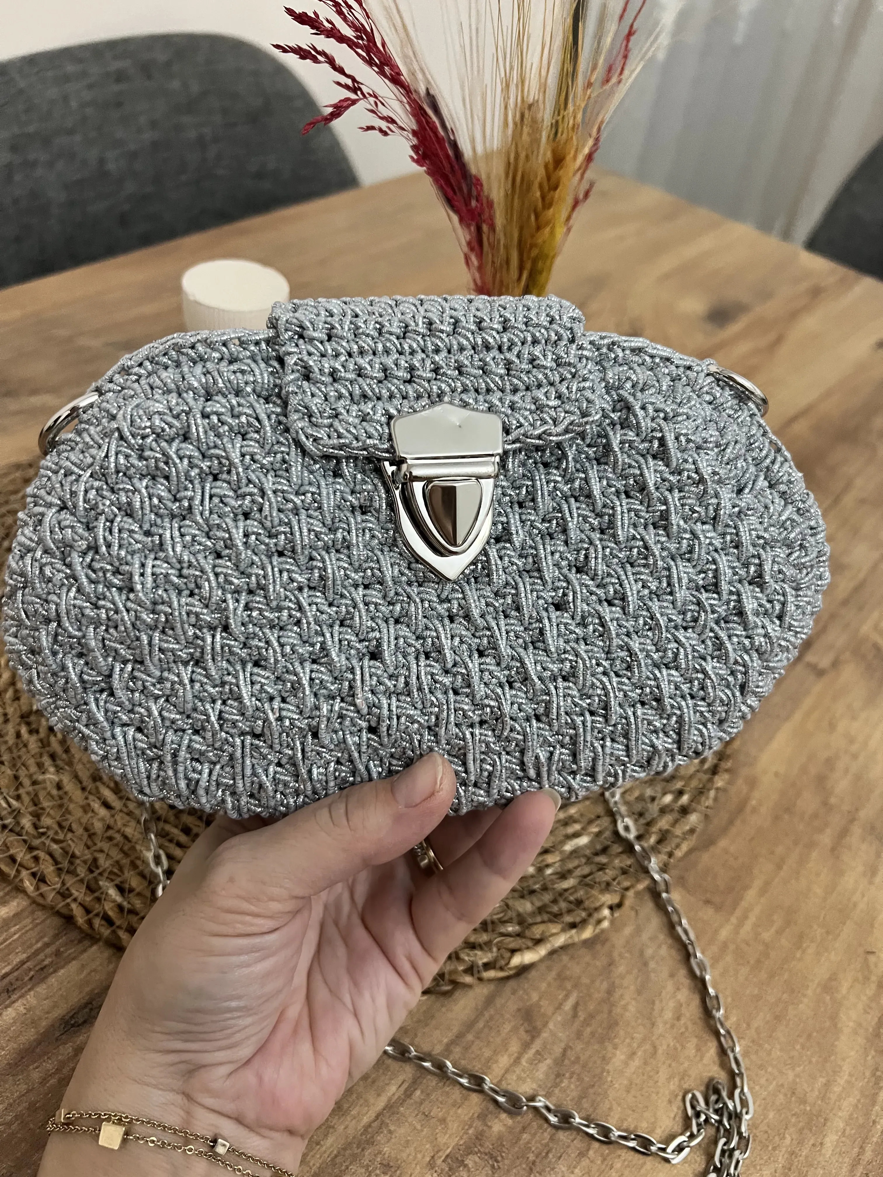 Gri Örgü Zincirli Kol Çantası - Şık ve Parlak Tasarım