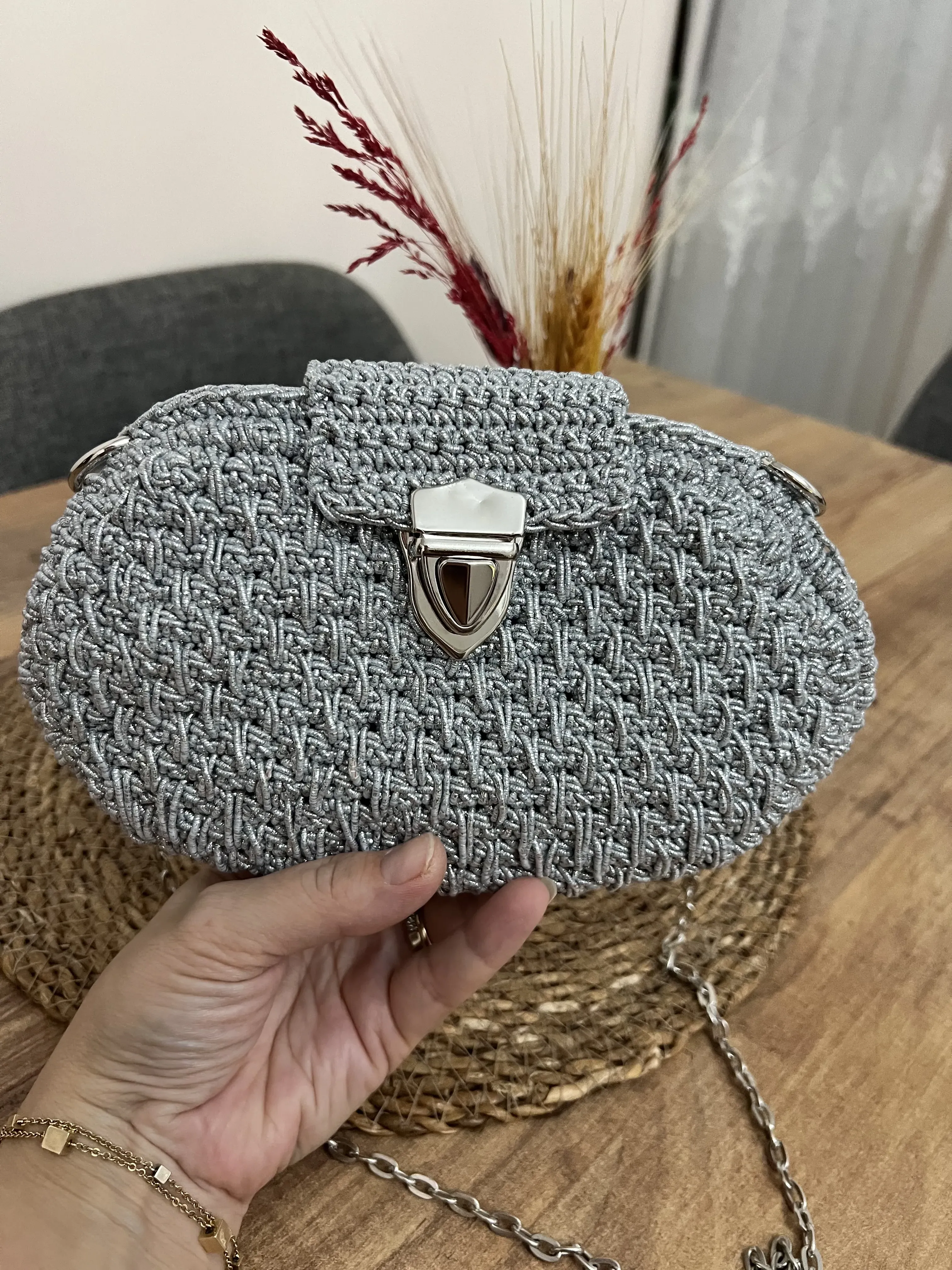 Gri Örgü Zincirli Kol Çantası - Şık ve Parlak Tasarım