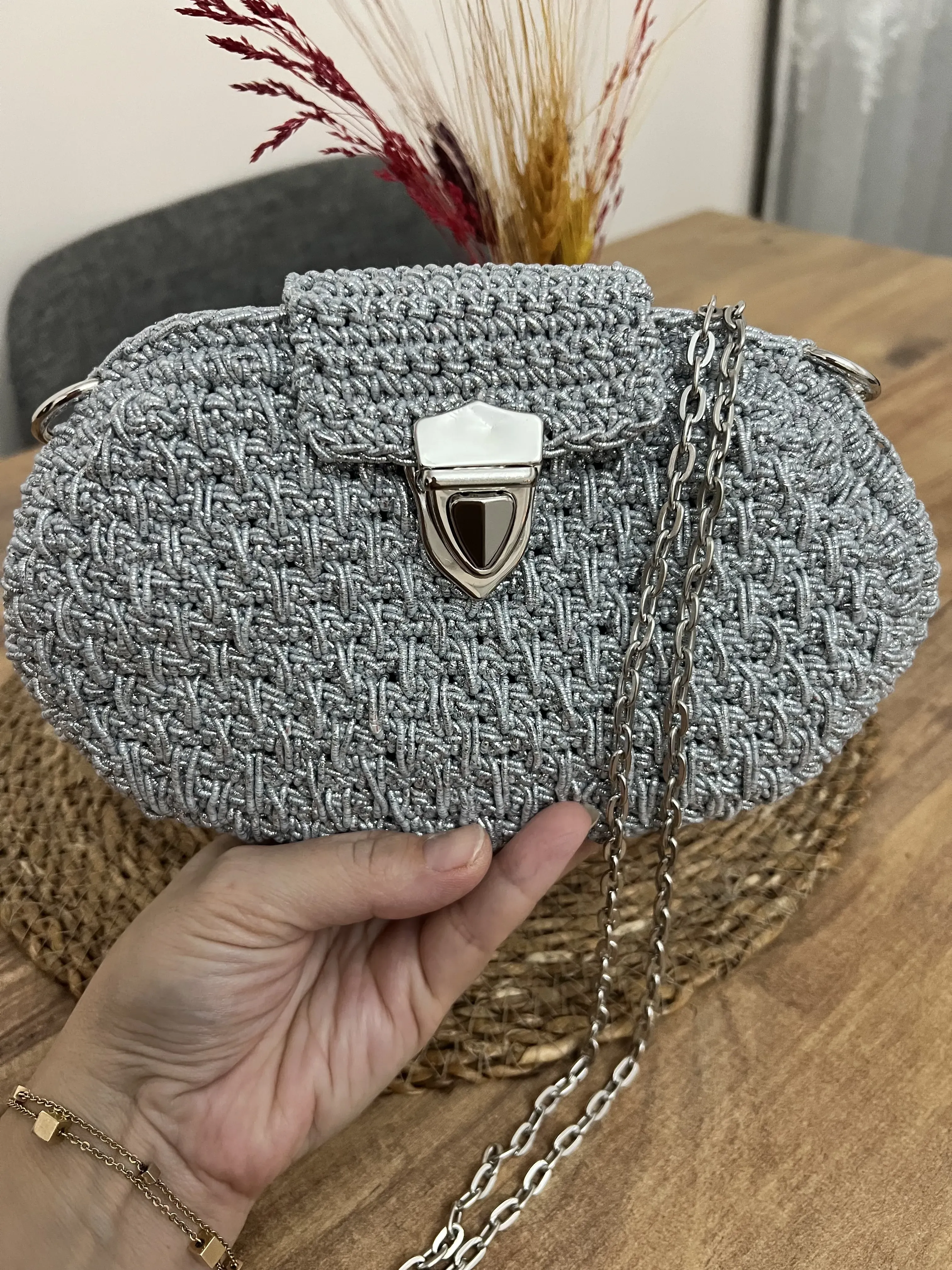 Gri Örgü Zincirli Kol Çantası - Şık ve Parlak Tasarım
