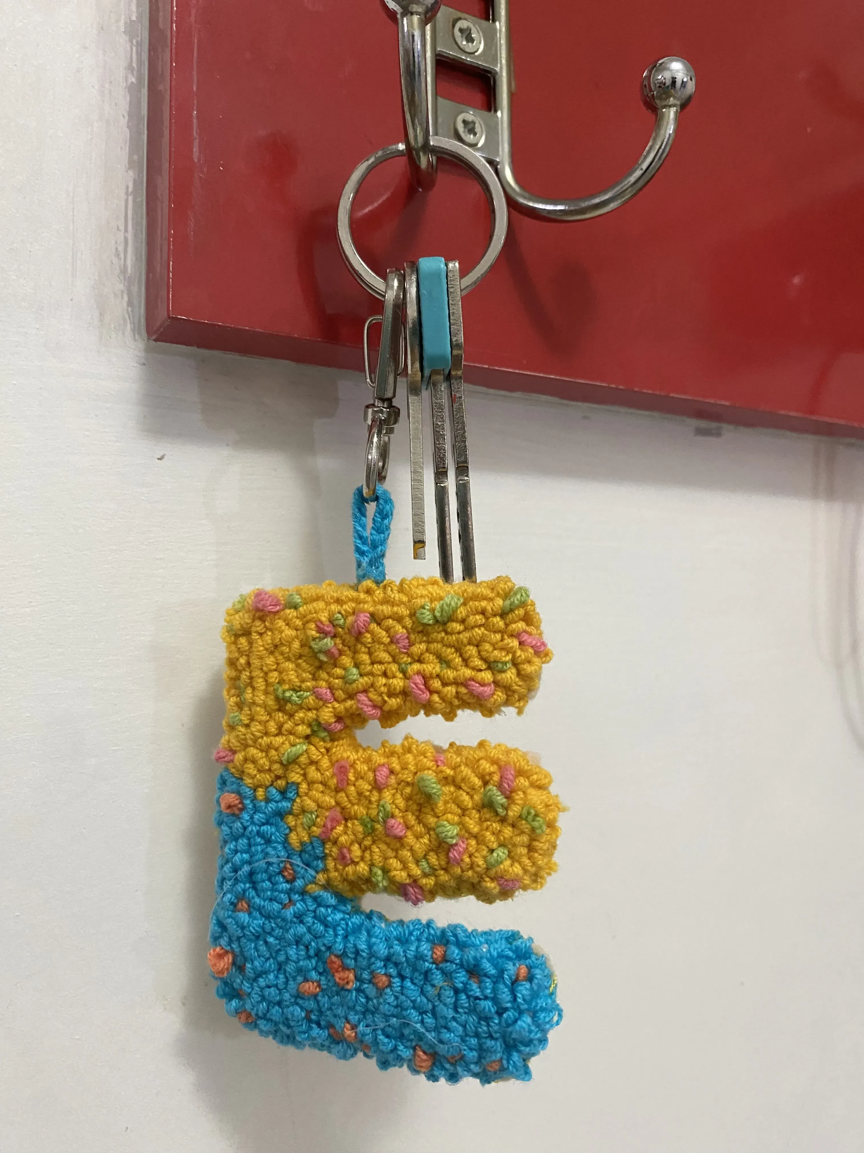 Sarı ve Mavi Punch Nakışı Harf Anahtarlık - Keçe Destekli