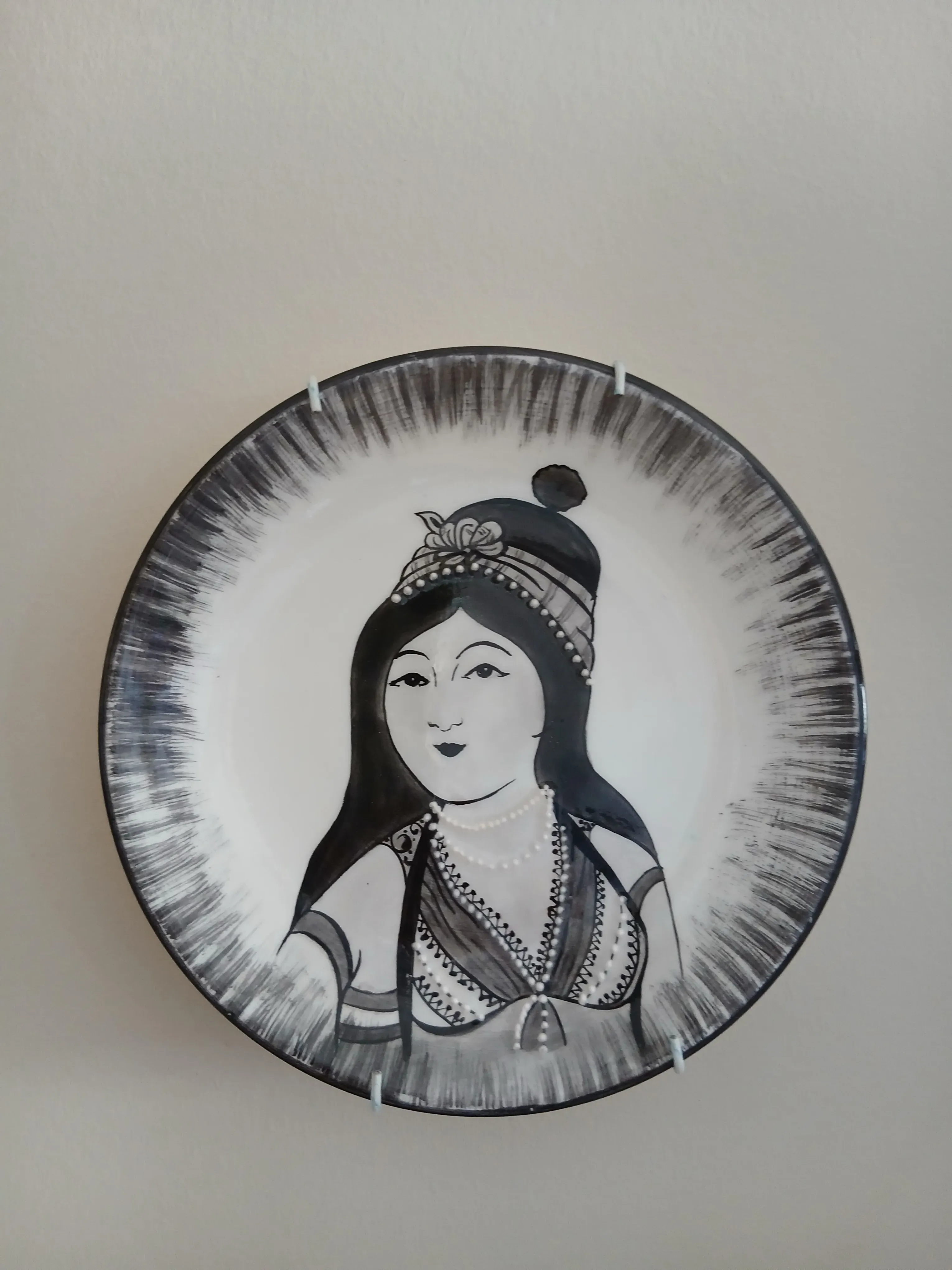 Siyah Beyaz Kadın Figürlü Dekoratif Tabak