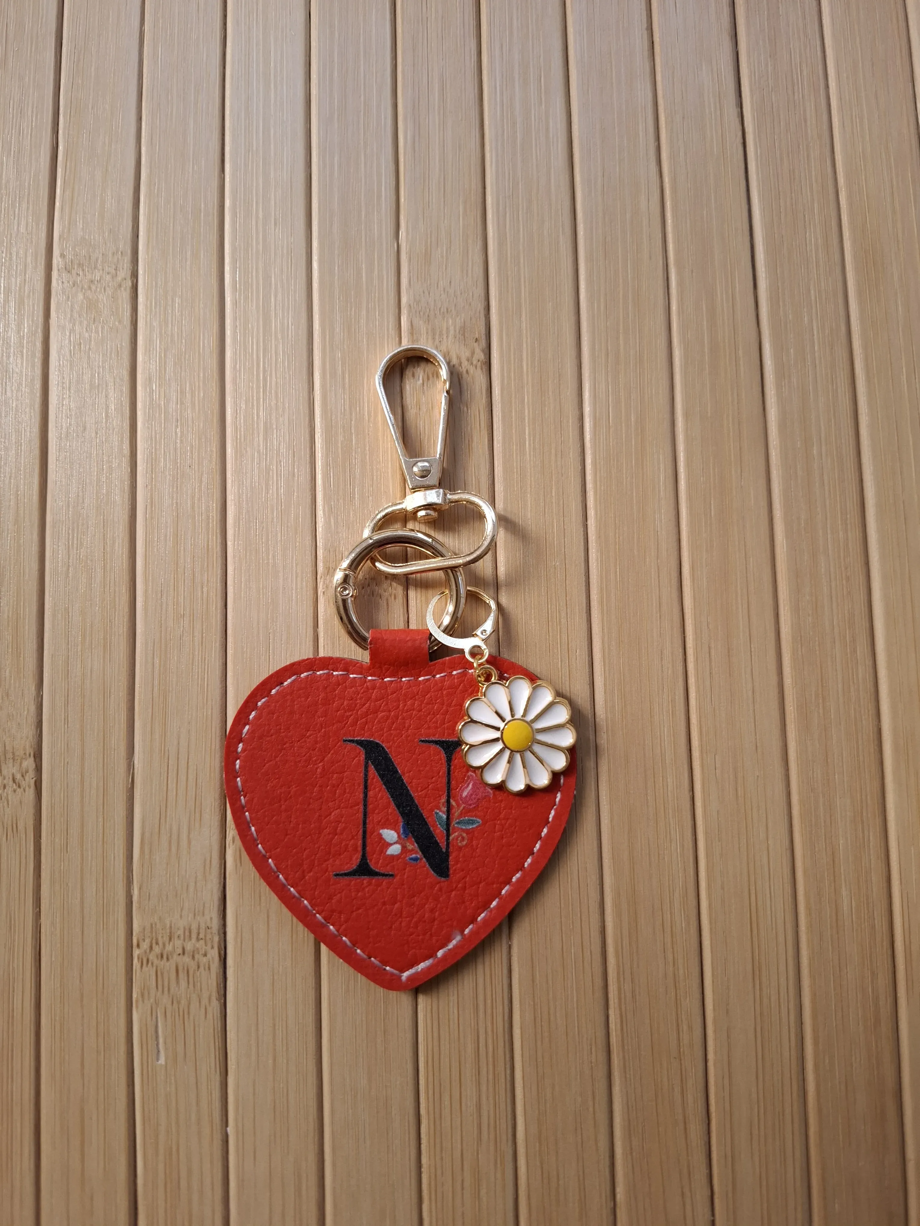 Kırmızı Deri Kalp "N" Harfli Kişiye Özel Anahtarlık ve Mineli Papatya