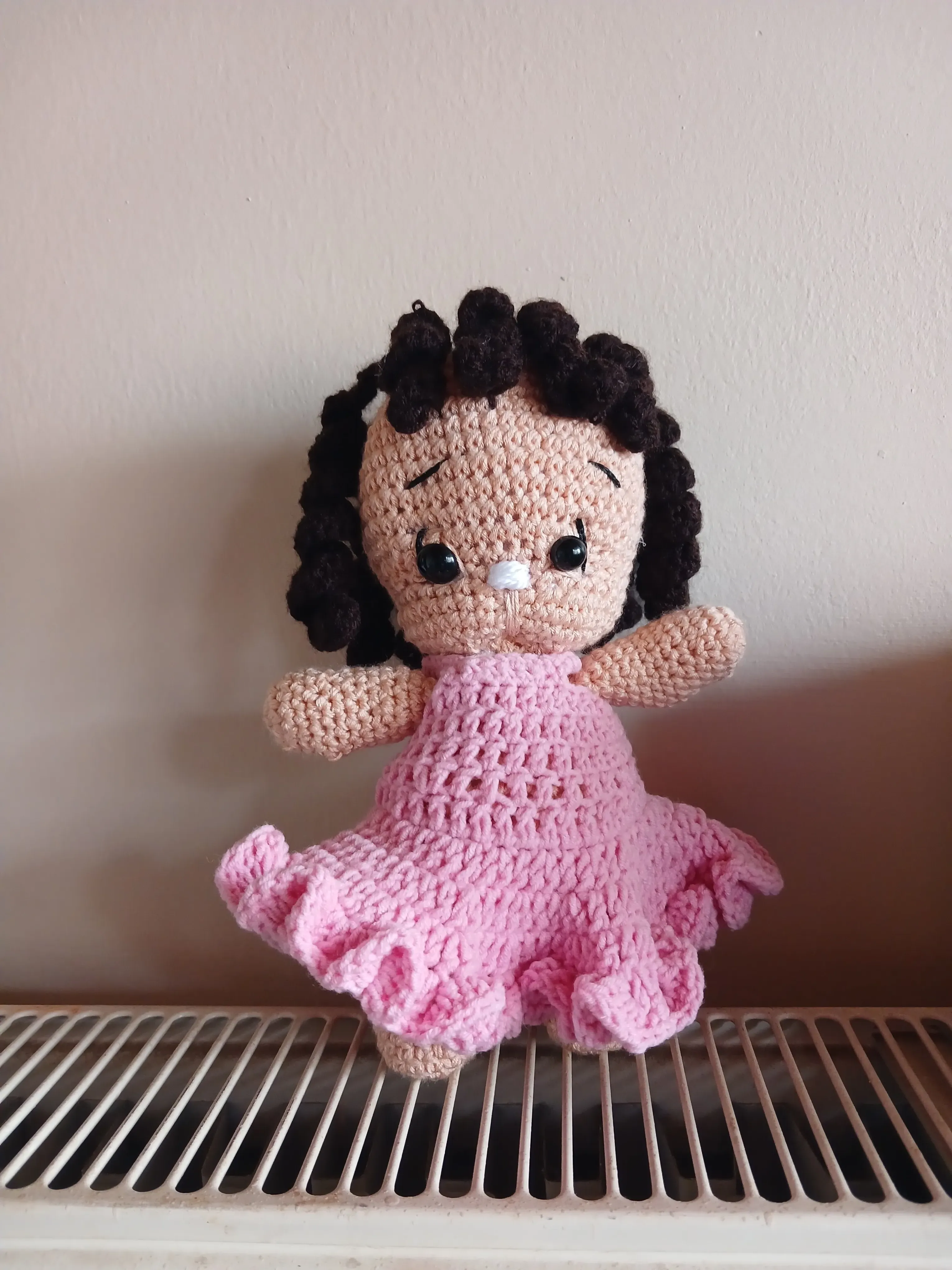 Pembe El Örgüsü Elbise Giyen Amigurumi Bebek Oyuncak (25cm)
