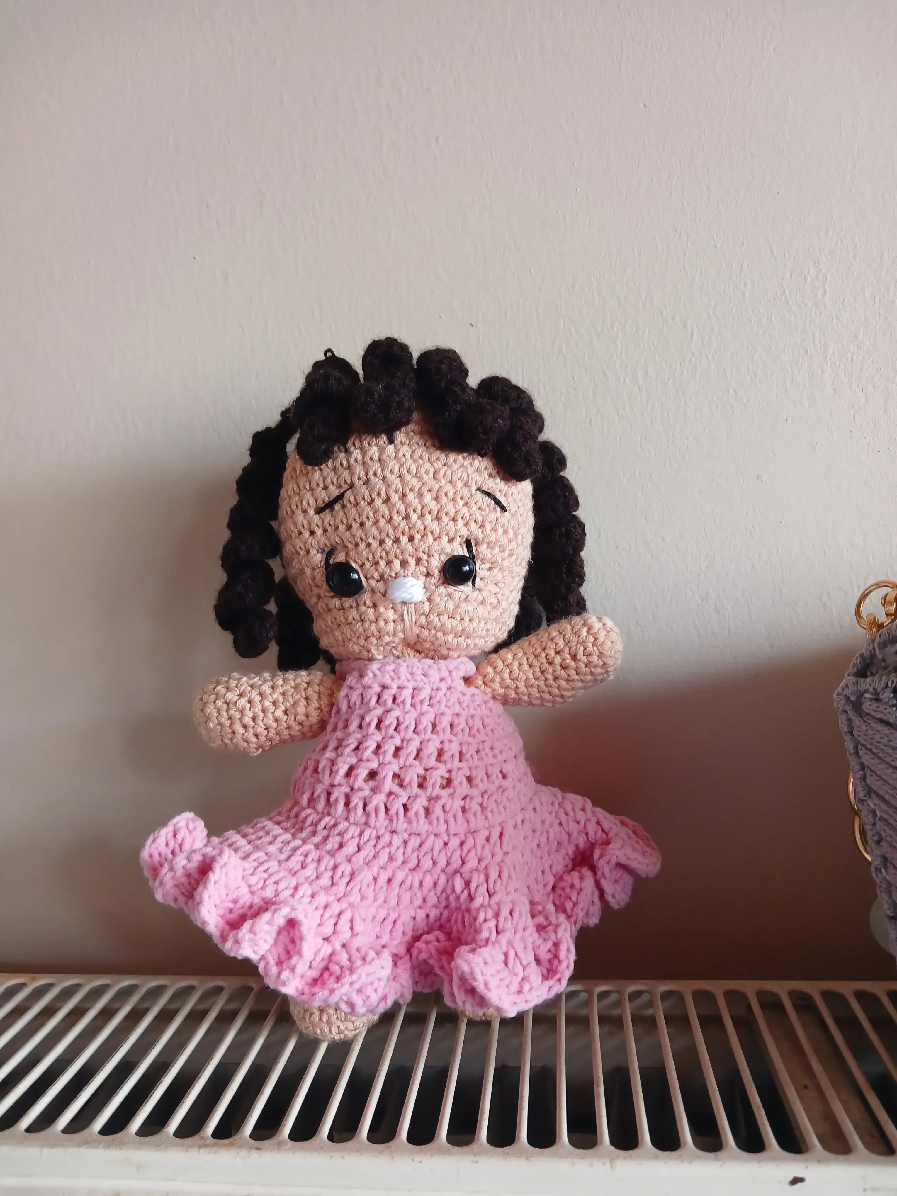 Pembe El Örgüsü Elbise Giyen Amigurumi Bebek Oyuncak (25cm)