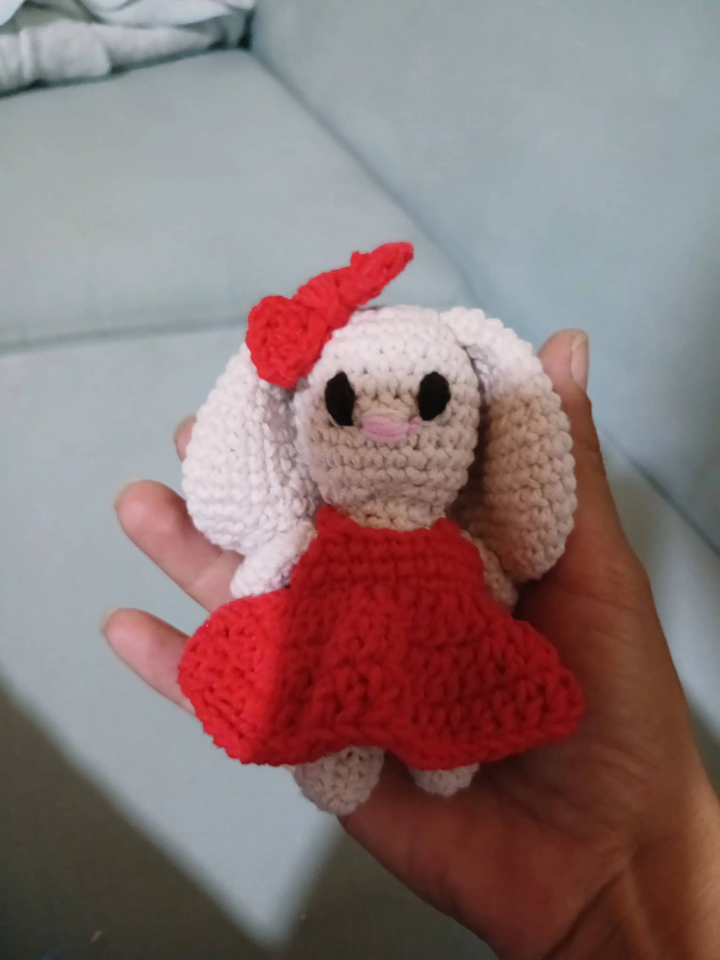 Amigurumi Mini  Tavşan – Kırmızı Elbiseli ve Kurdeleli