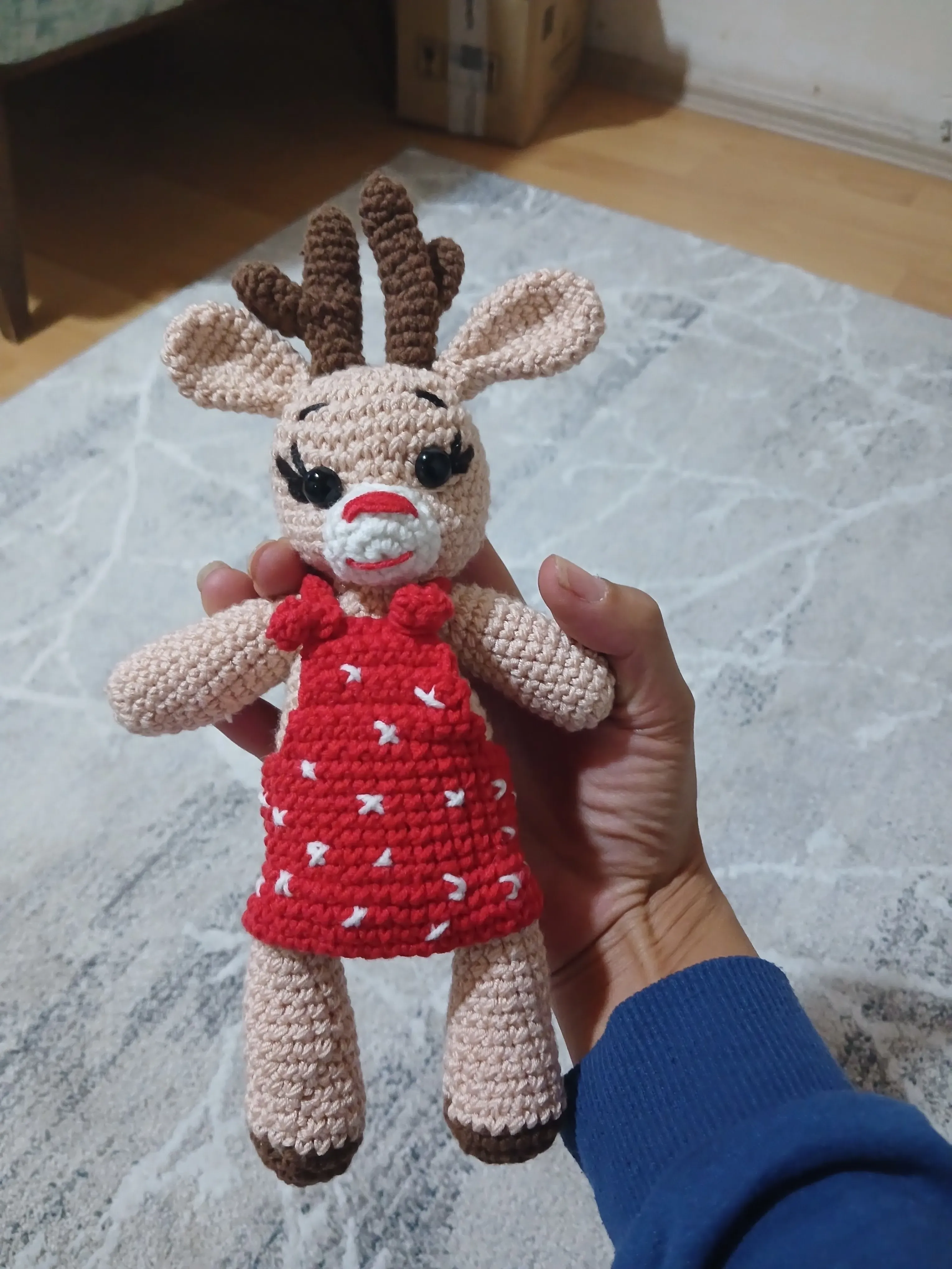 Örgü Oyuncak Geyik Bebek - Kırmızı Elbiseli Amigurumi Oyuncak