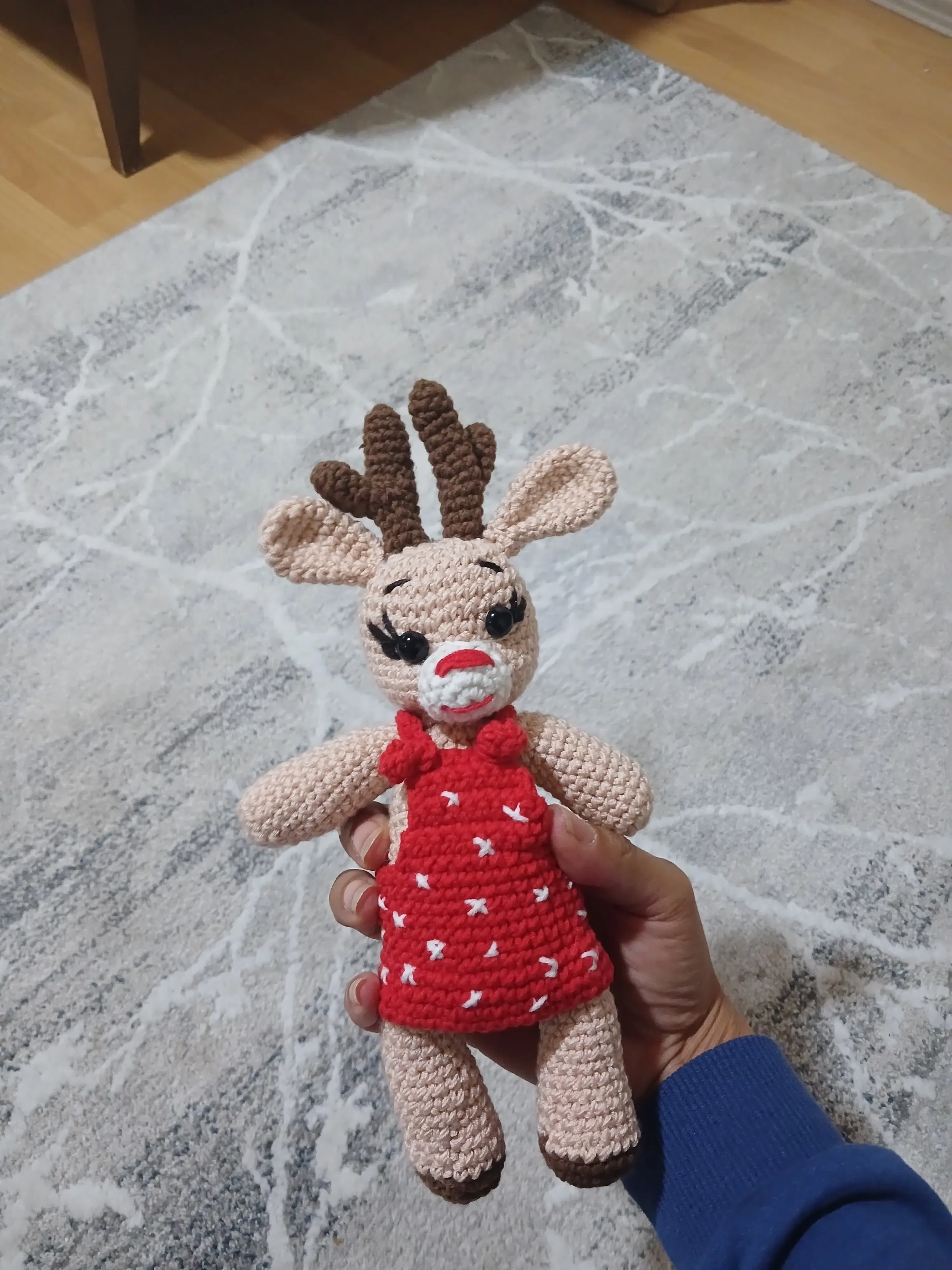 Örgü Oyuncak Geyik Bebek - Kırmızı Elbiseli Amigurumi Oyuncak