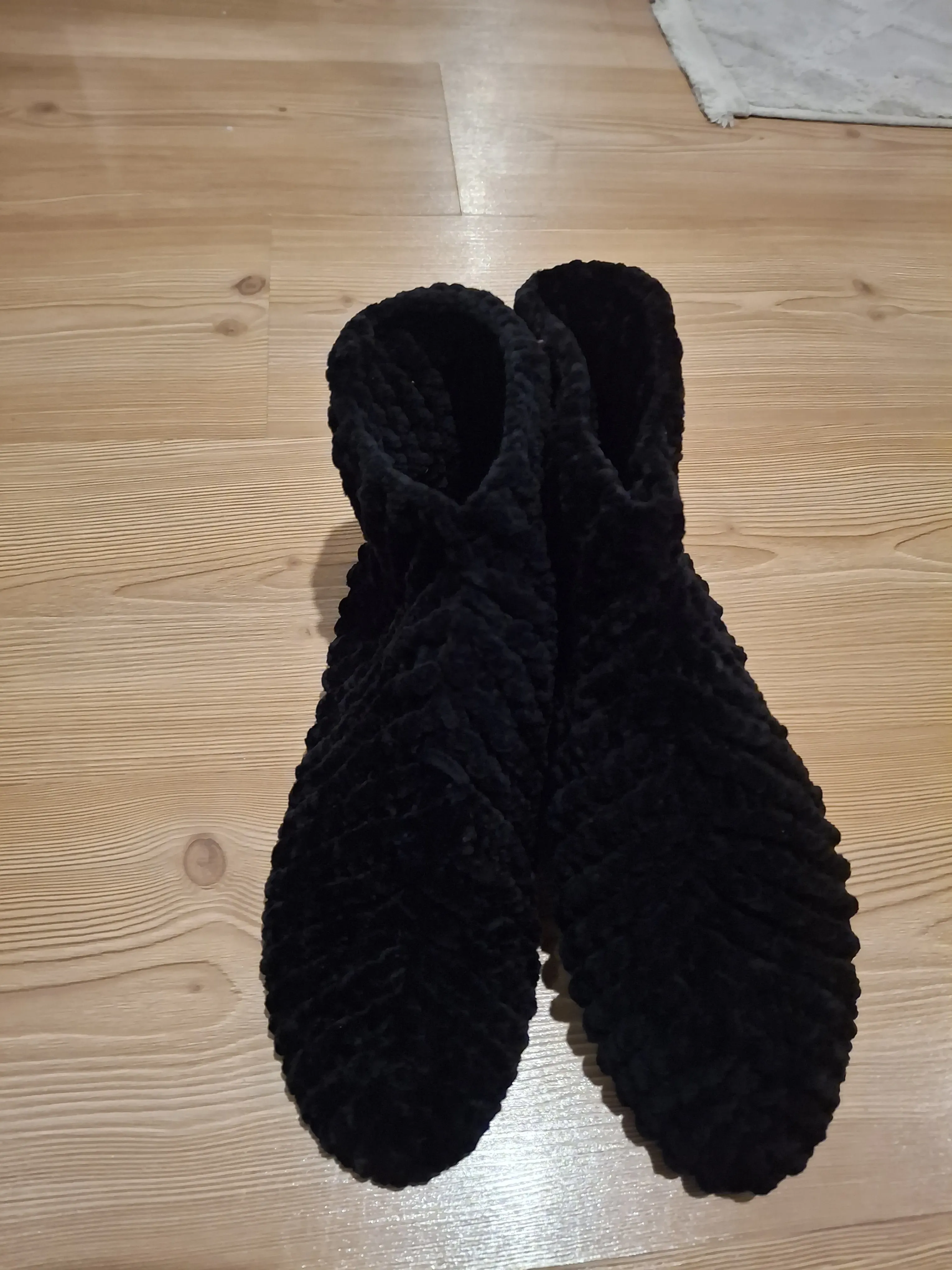 Siyah Peluş Ev Botu - Yumuşak ve Konforlu Ev Ayakkabısı