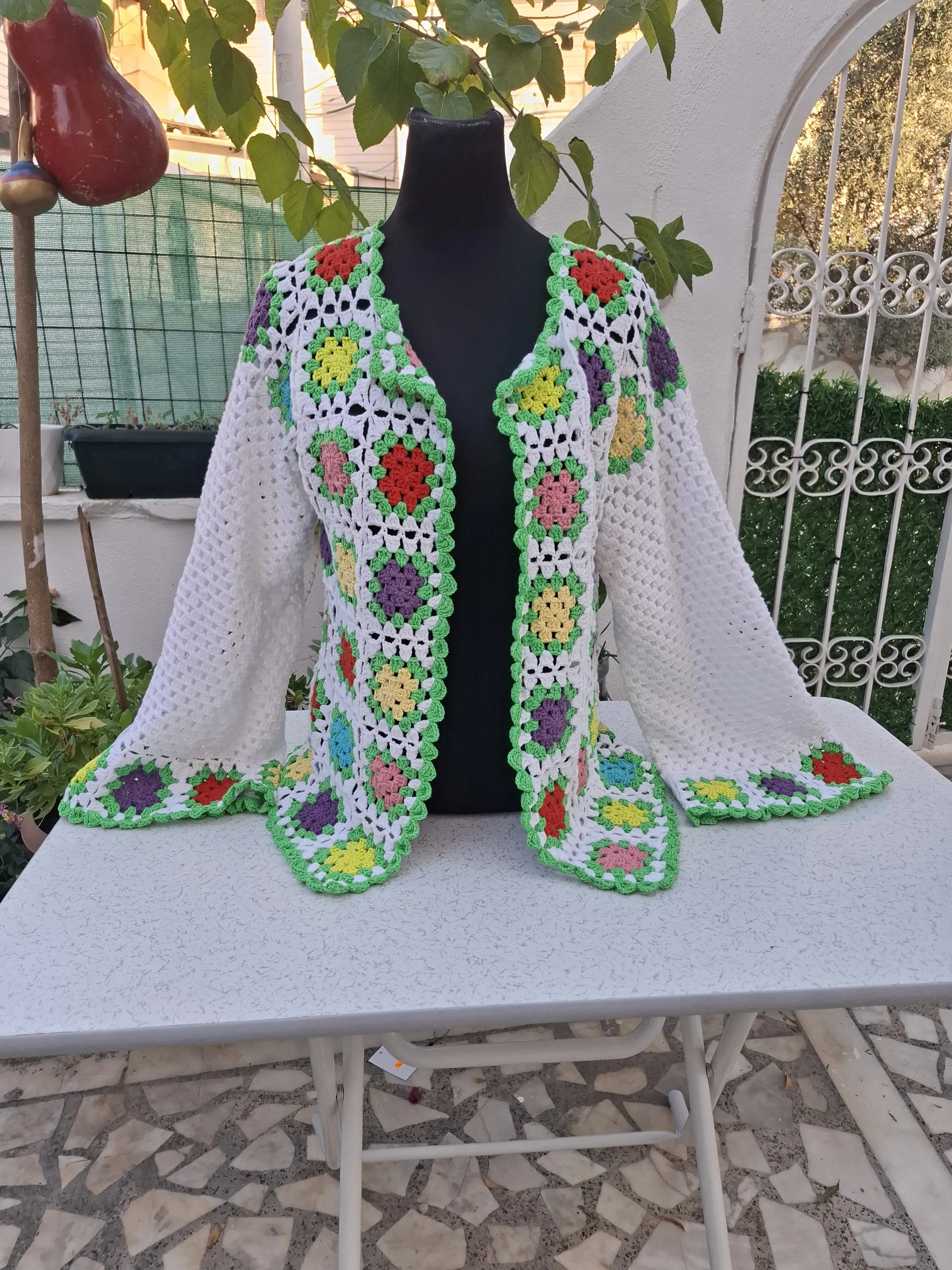 Beyaz Motifli Örgü Hırka - El Yapımı Renkli Kare Desenli