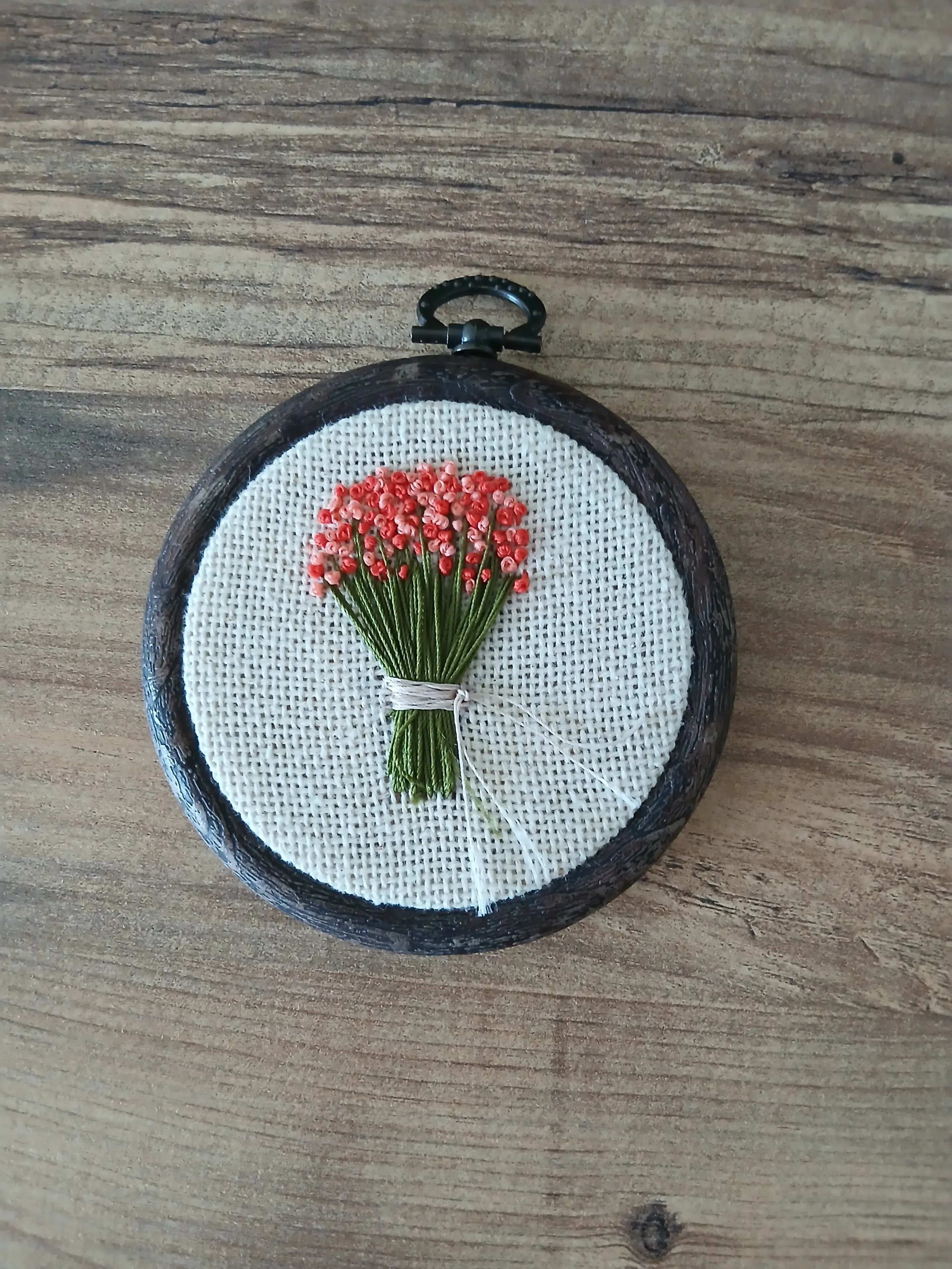 El İşçiliği Çiçek Buketi Nakışlı Yuvarlak Çerçeve