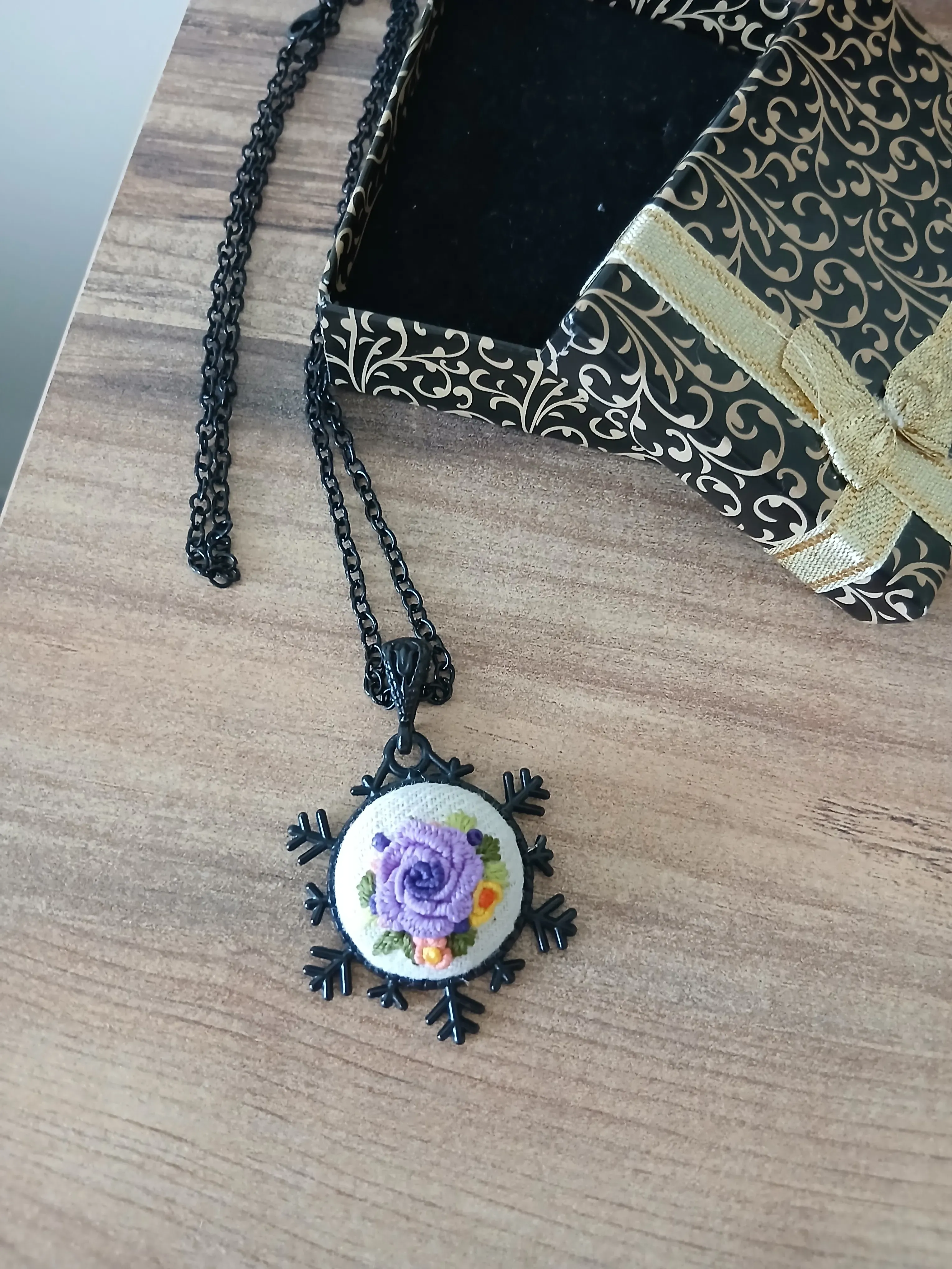 El İşçiliği Rokoko Çiçekli Nakış Kolye