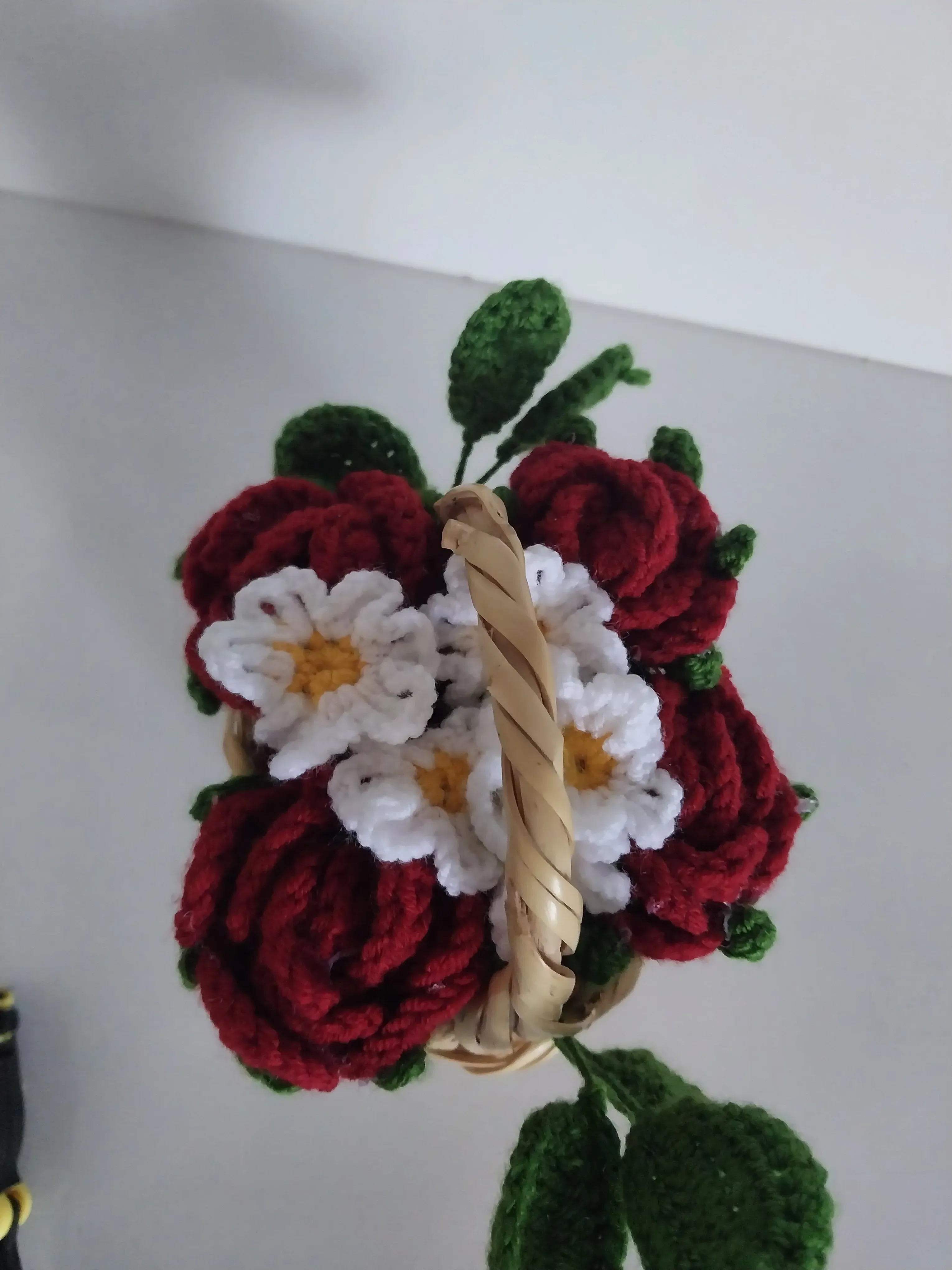 Örme Gül ve Papatya Buketi Hasır Sepet İçinde - El Emeği