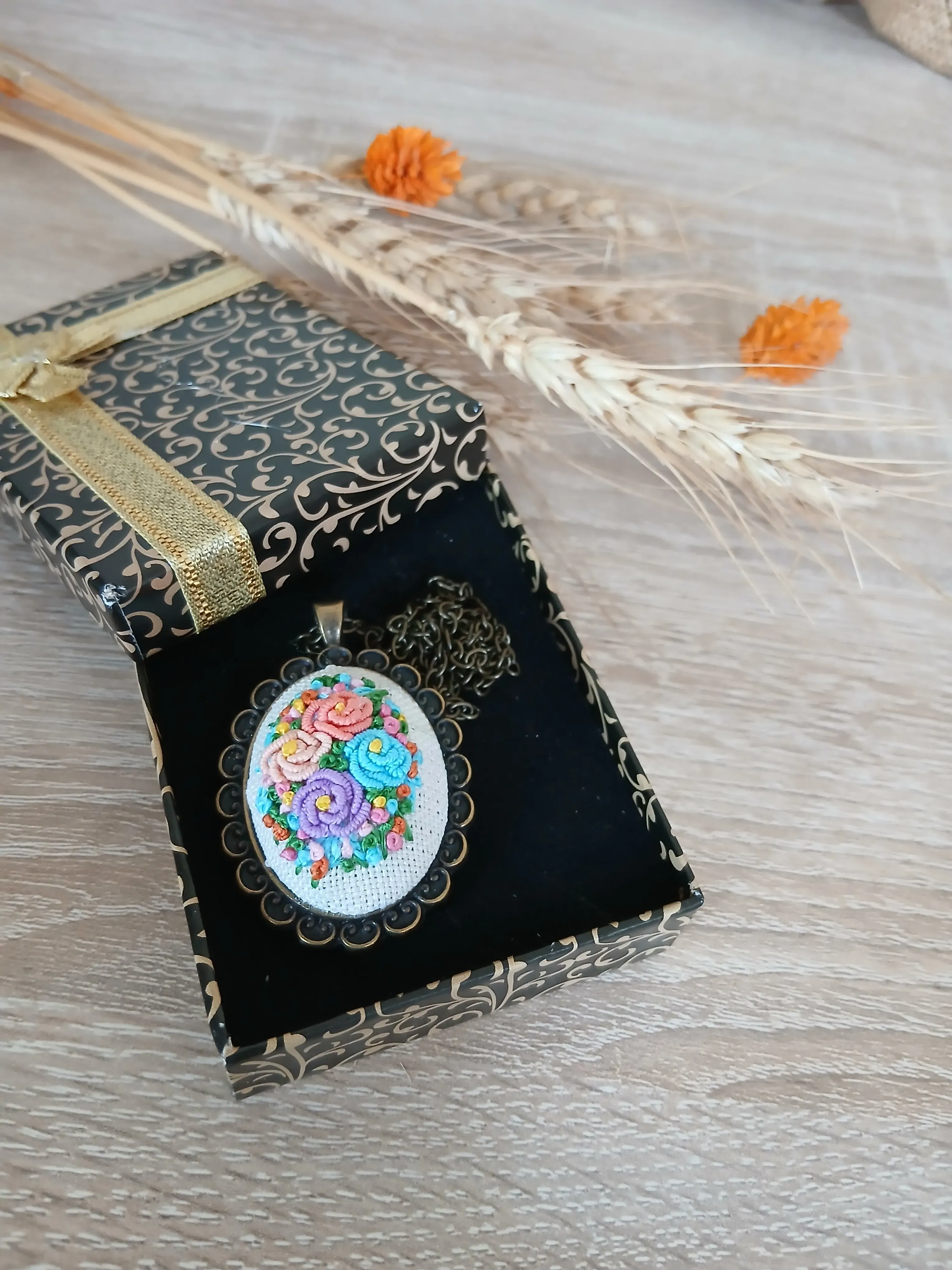 Vintage Rokoko Çiçekli Nakış Kolye – El Yapımı Zarif Tasarım