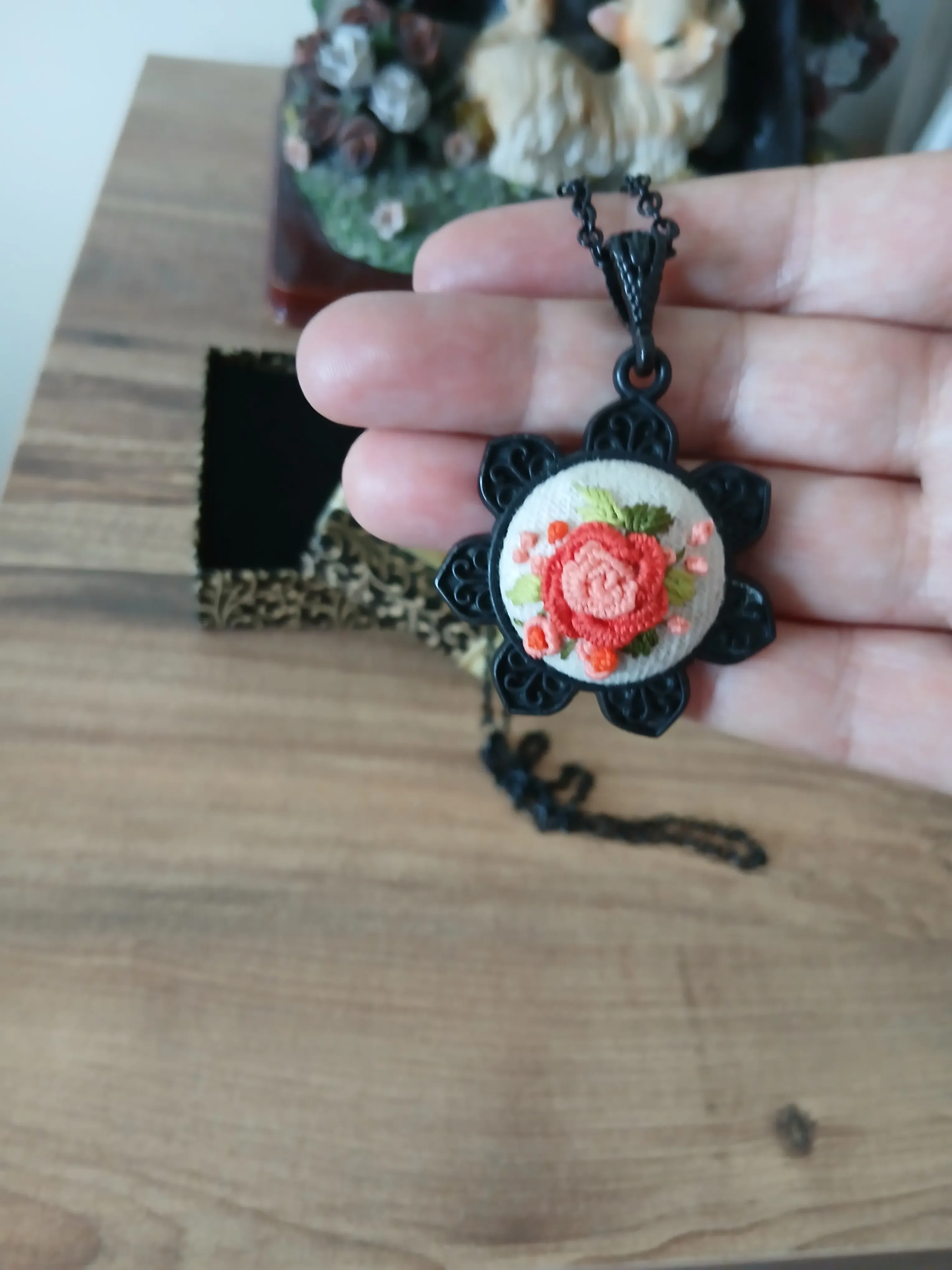 Rokoko Nakışlı Çiçek Kolye – El Yapımı Vintage Model