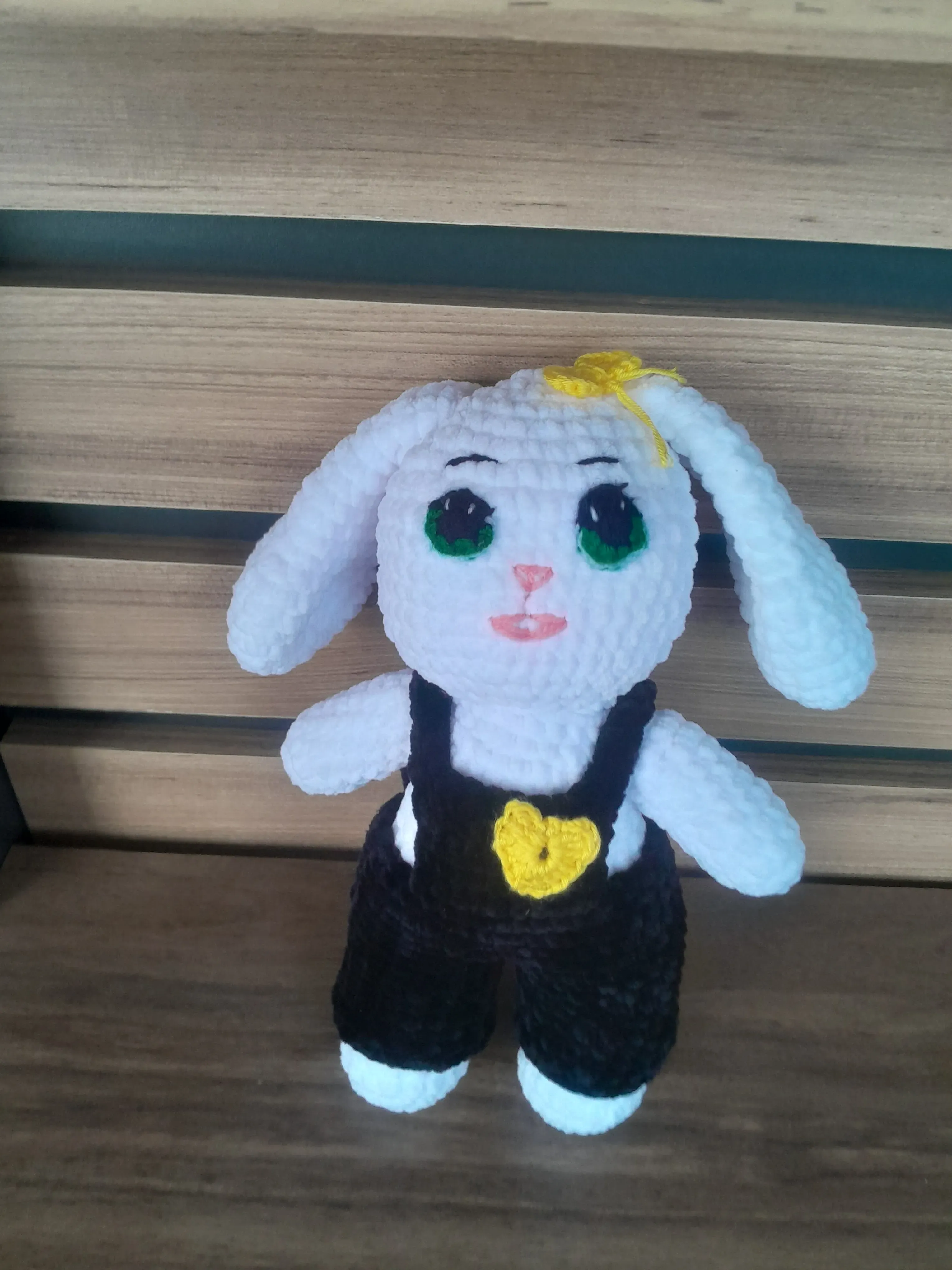 Beyaz Peluş Tavşan Oyuncak - Siyah Tulumlu, Sarı Detaylı - El Yapımı