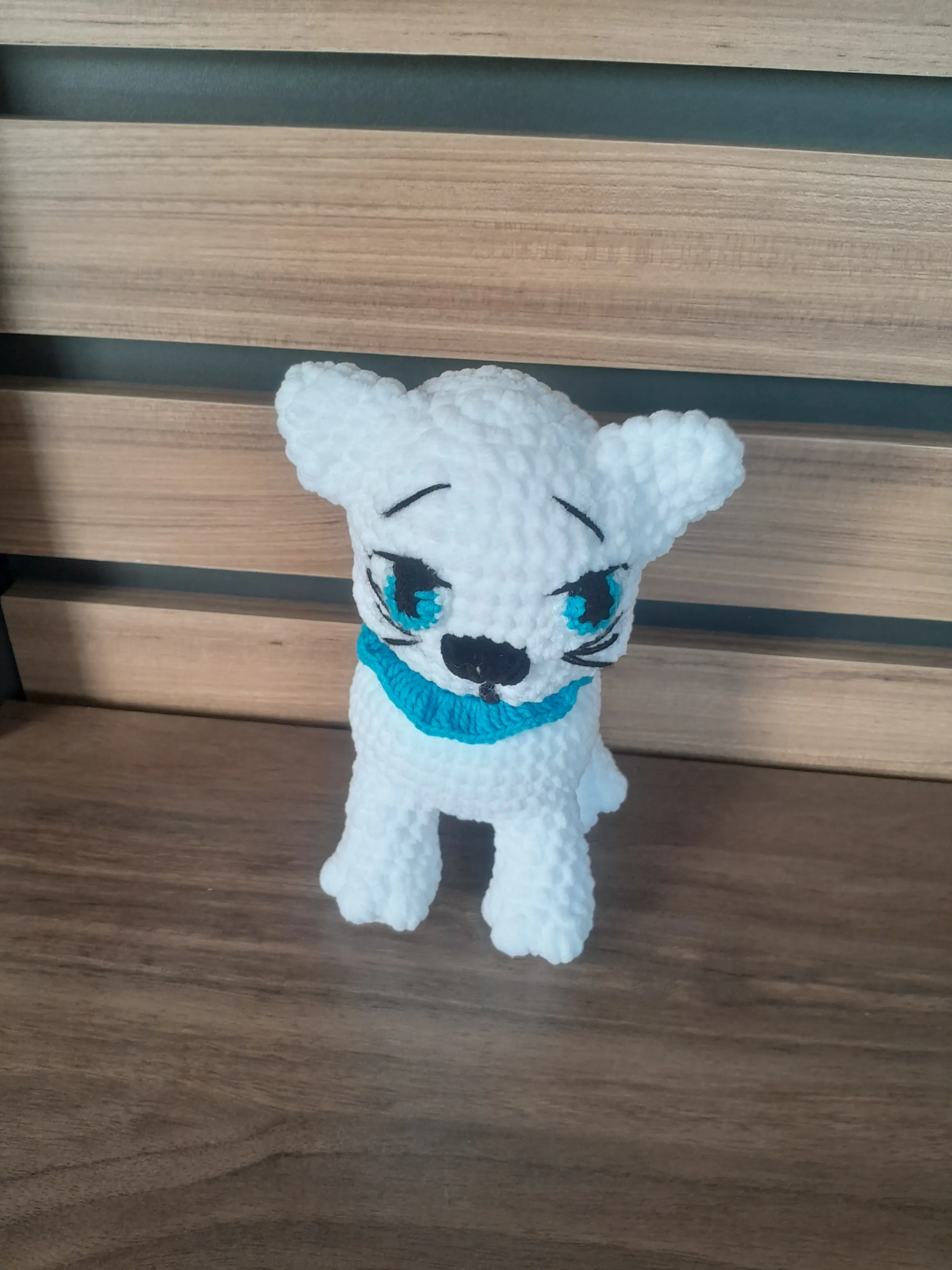 Beyaz Örme Kedi Peluş Oyuncak - Mavi Detaylı El Emeği