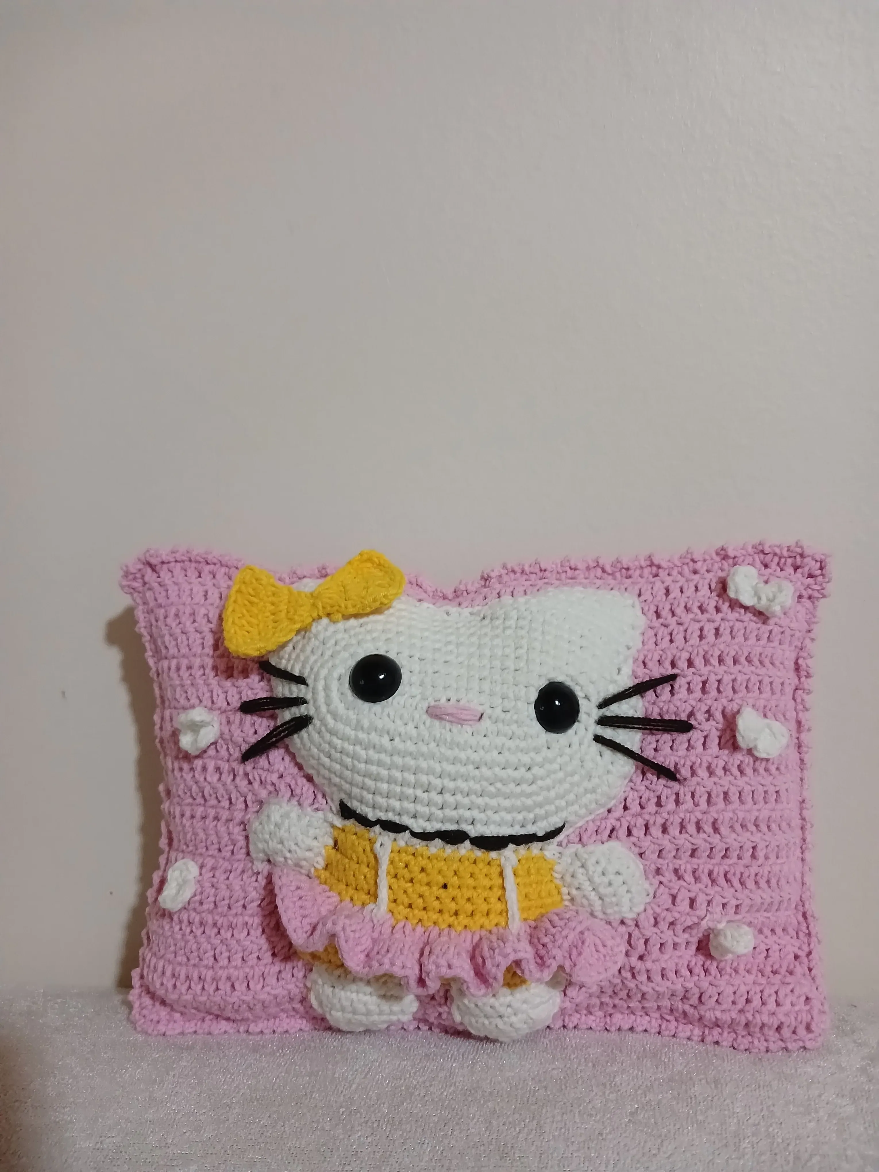 Pembe Hello Kitty Desenli Örgü Hediyelik Yastık - El Emeği