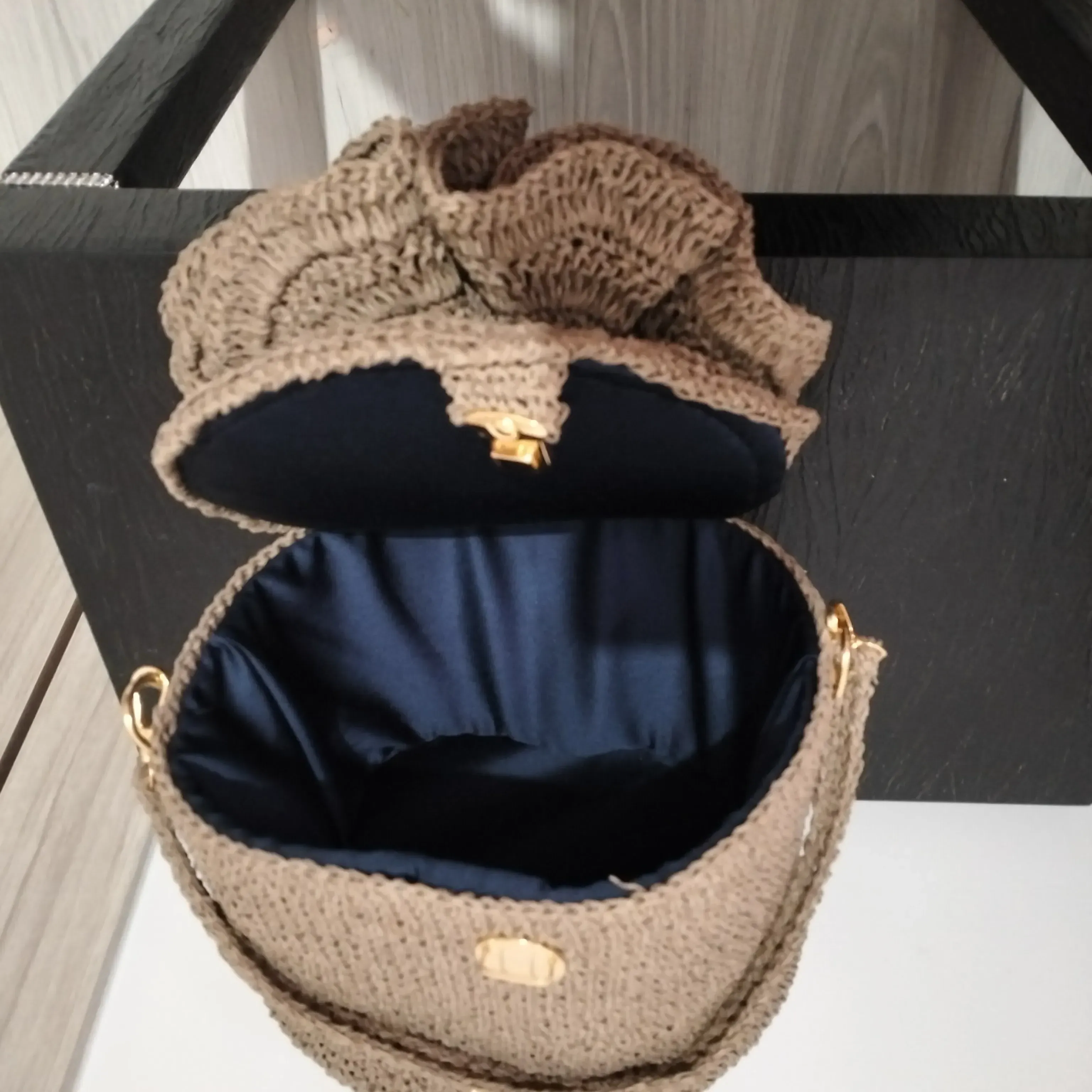 Brown Paper Rope Rose Lid Shoulder Bag - Stylish Design