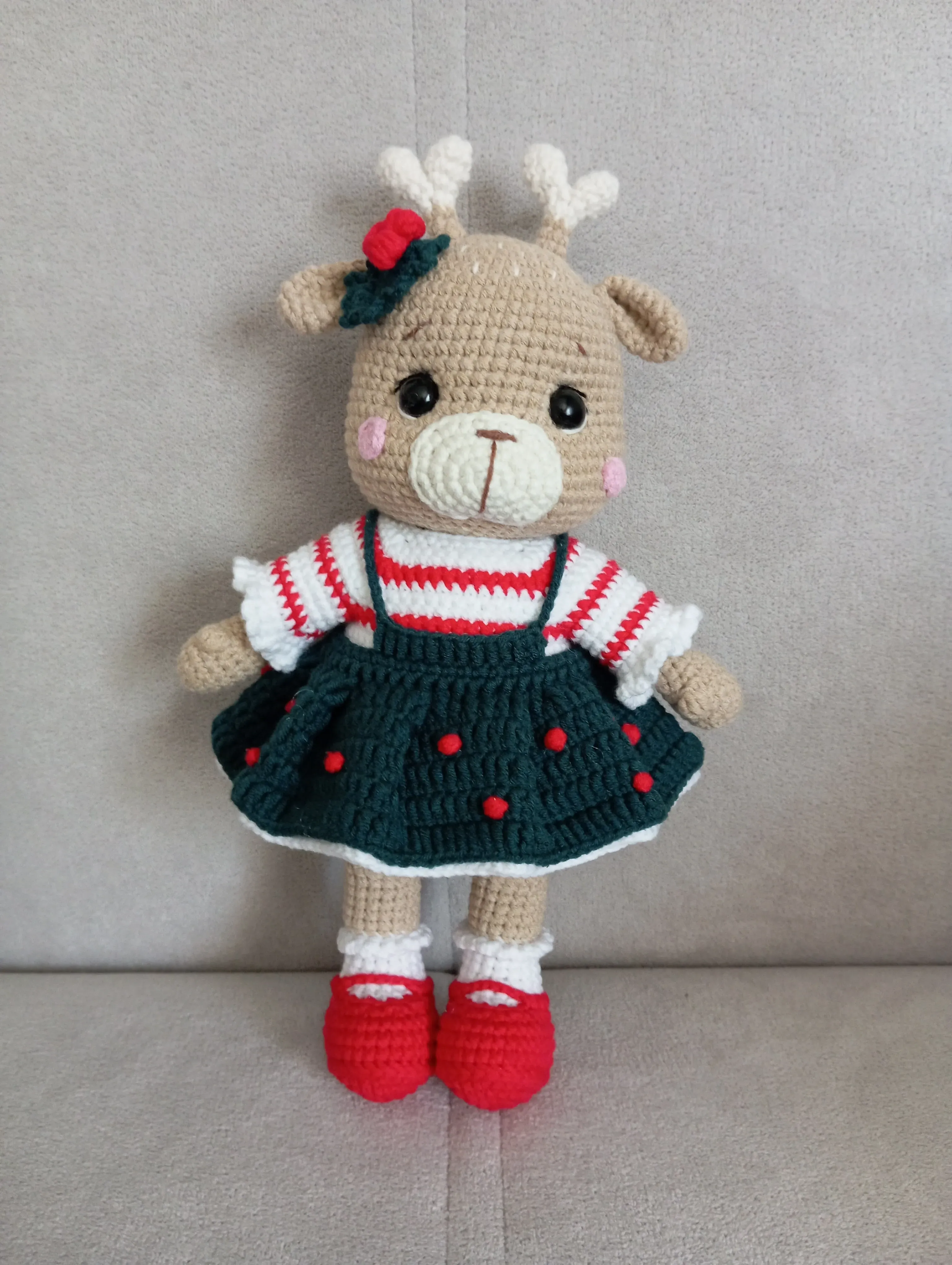 Örgü Geyik Amigurumi Oyuncak Bebek - Yeşil Elbise ve Noel Detaylı