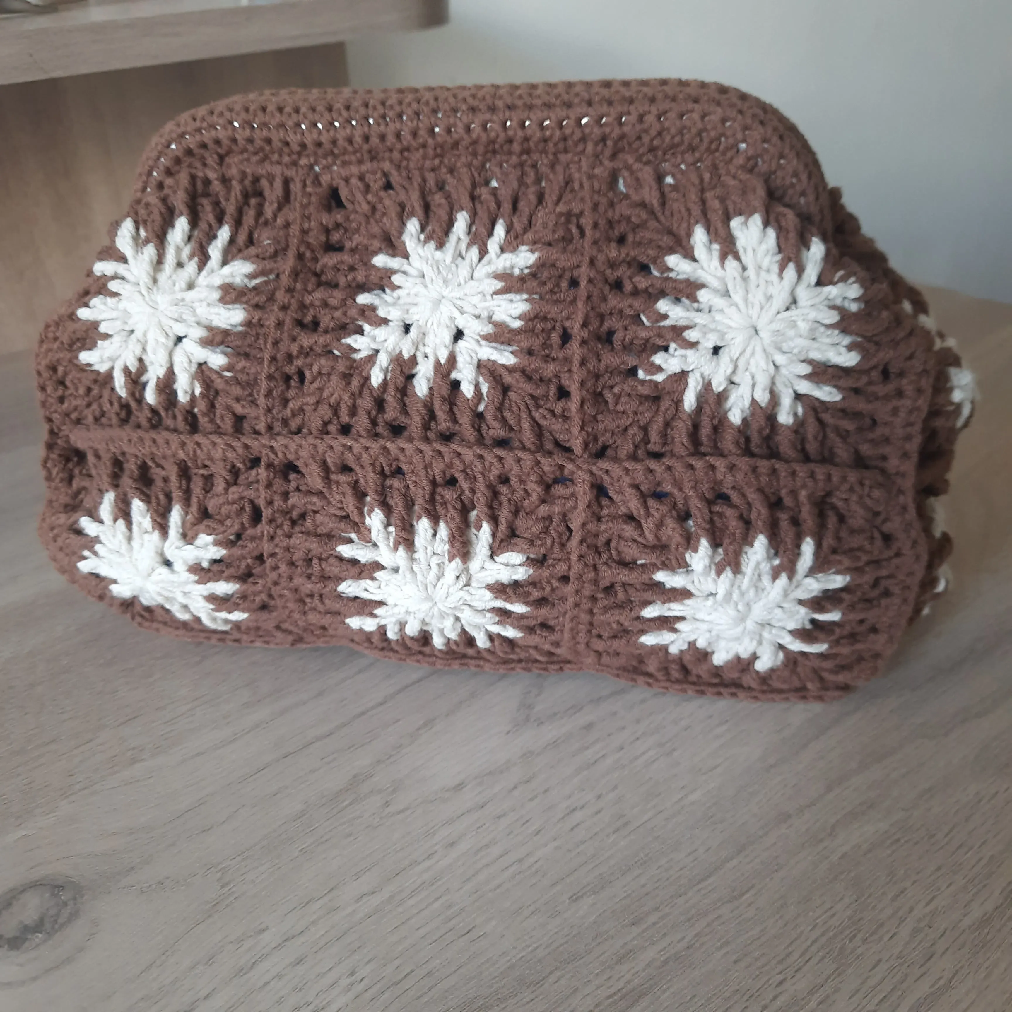 Kahverengi ve Beyaz Çiçek Desenli Örgü Burslu Çanta - El Emeği