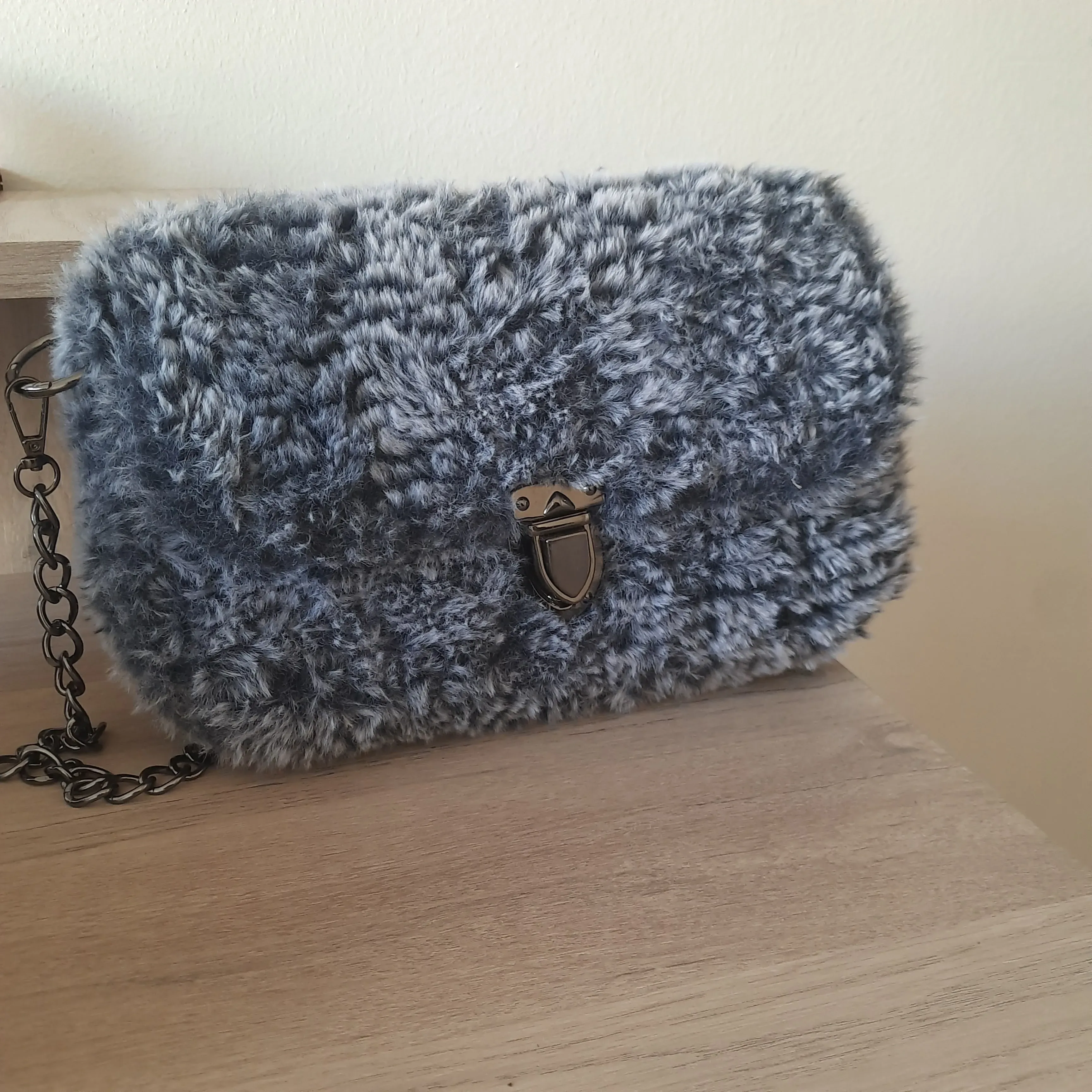 Gri Kürk Detaylı Kanvas Omuz Çantası - Metal Zincir Askılı