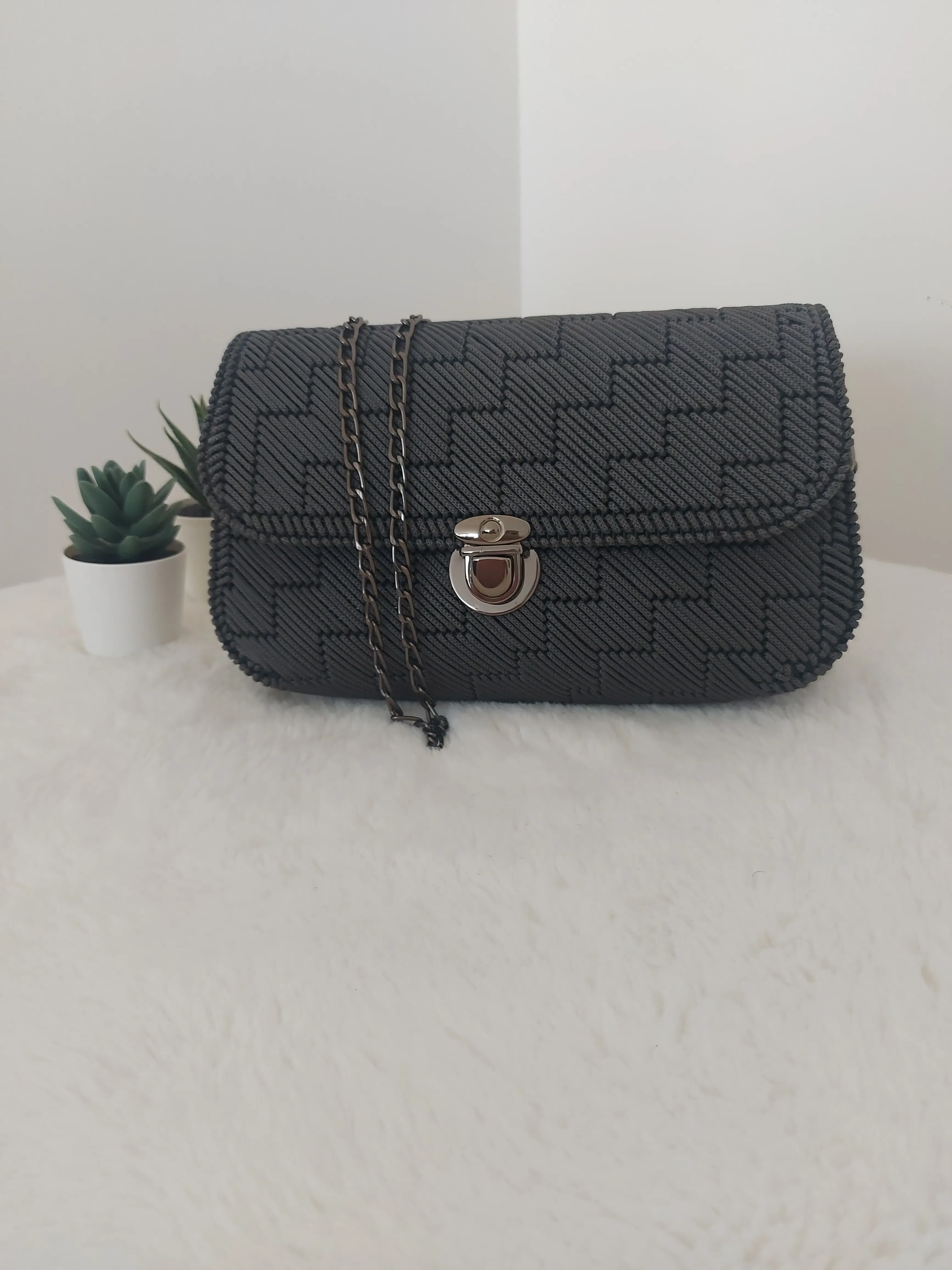 Zarif Dokulu Siyah Zincir Askılı Çanta