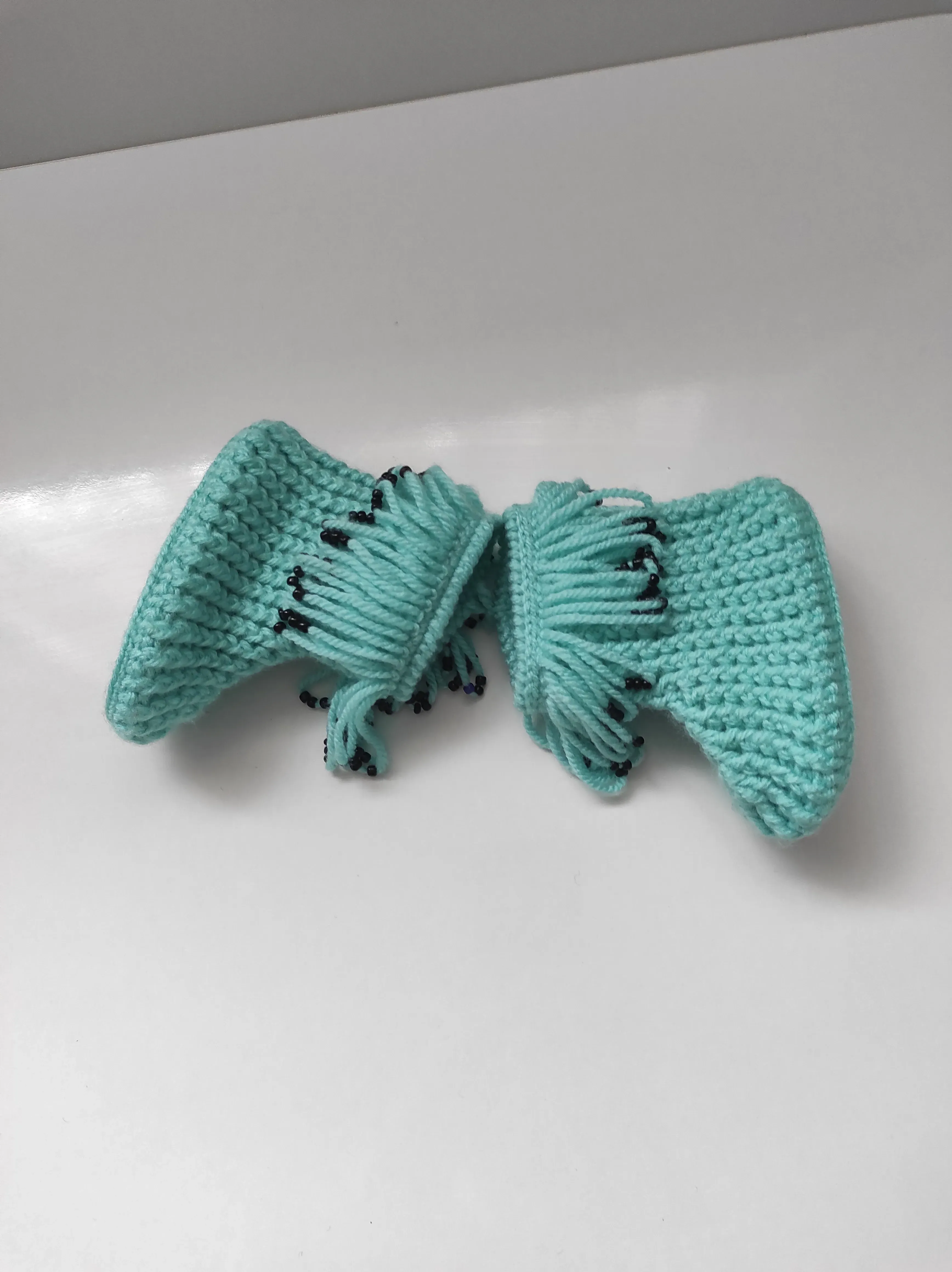 Mint Yeşili Örgü Bebek Botu - Siyah Boncuklu Püsküllü Detaylı