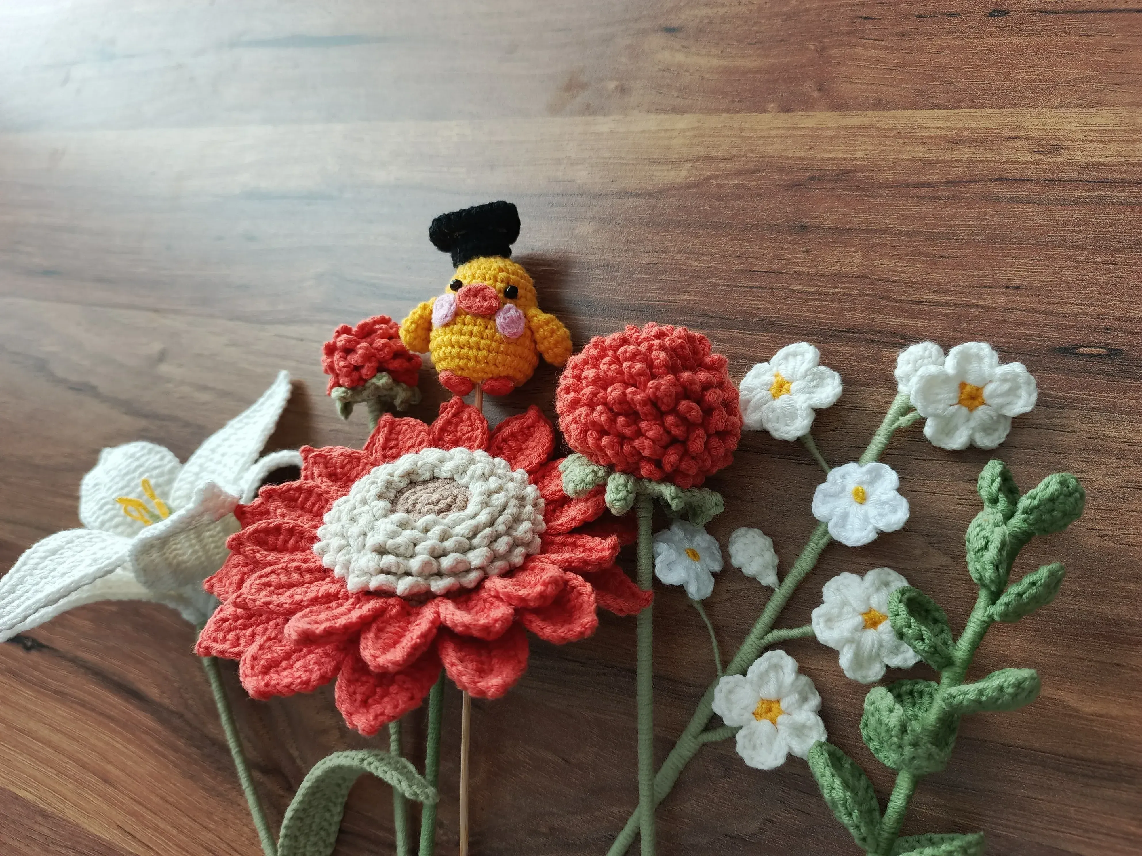 Örgü Ayçiçeği ve Zambak Buketi - Solmayan Tığ İşi Çiçek Aranjmanı