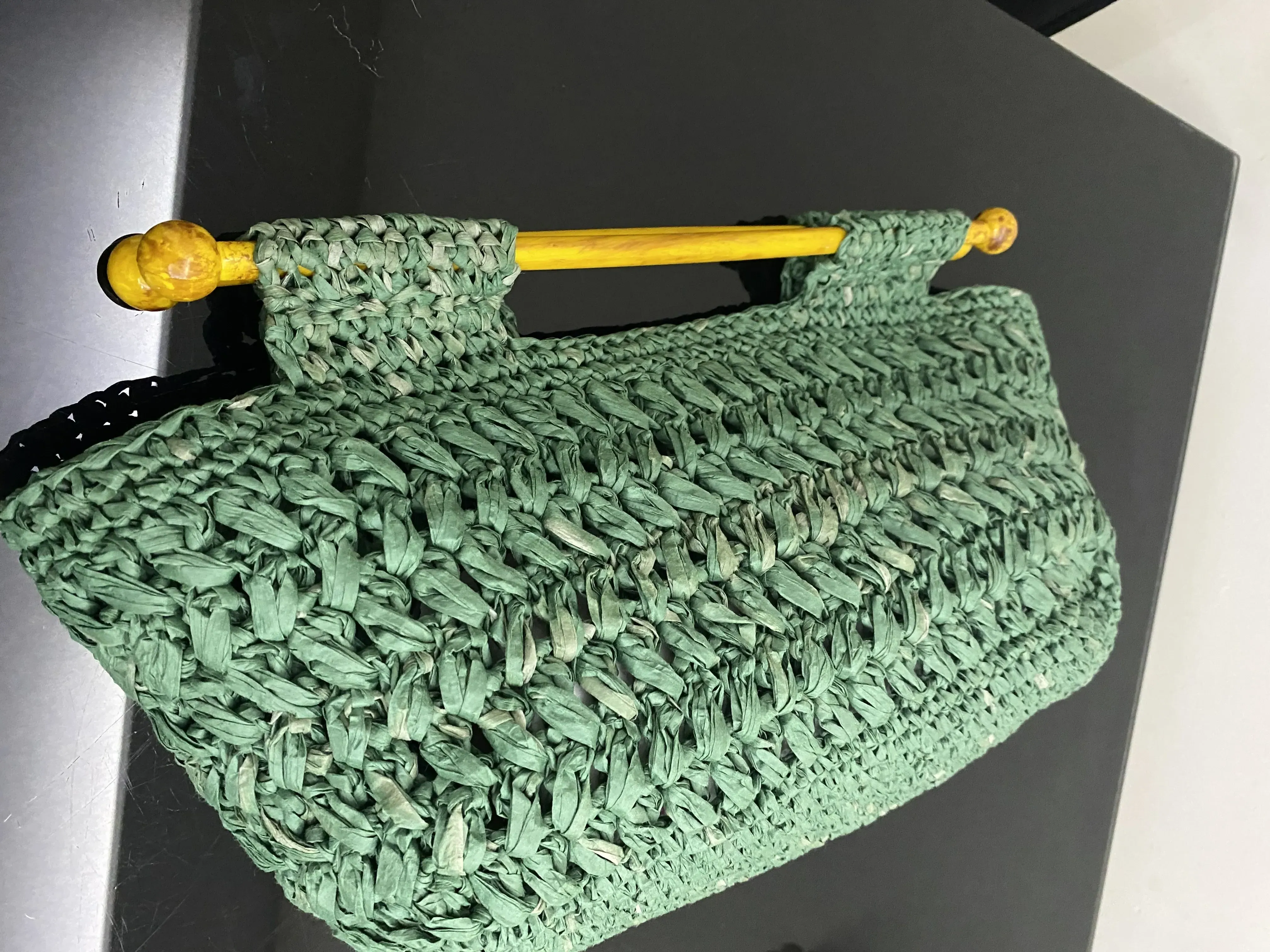 Yeşil Rafya Örgü Omuz Çantası - Ahşap Saplı, Şık Tasarım