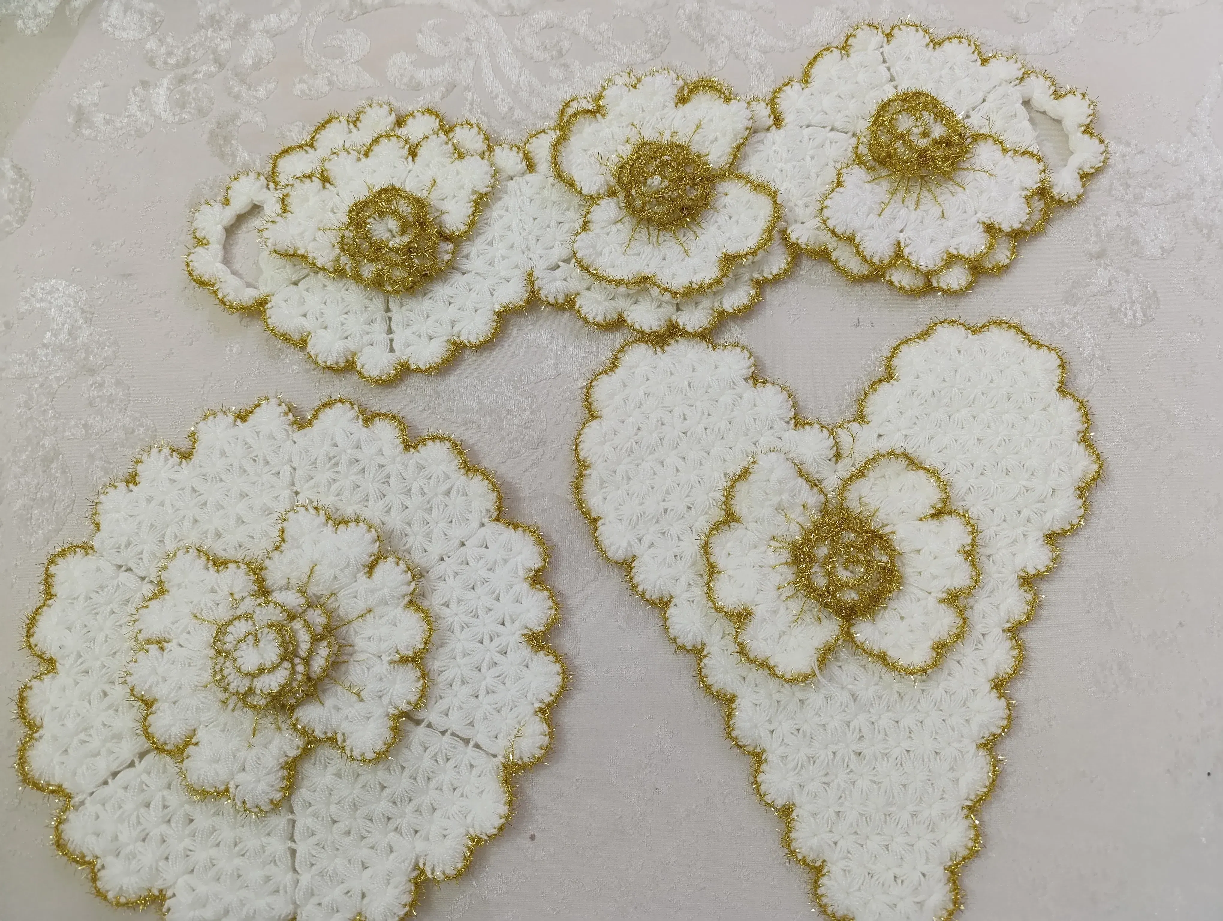 Beyaz ve Altın Simli Çiçek Desenli El Örgüsü Lif Modelleri