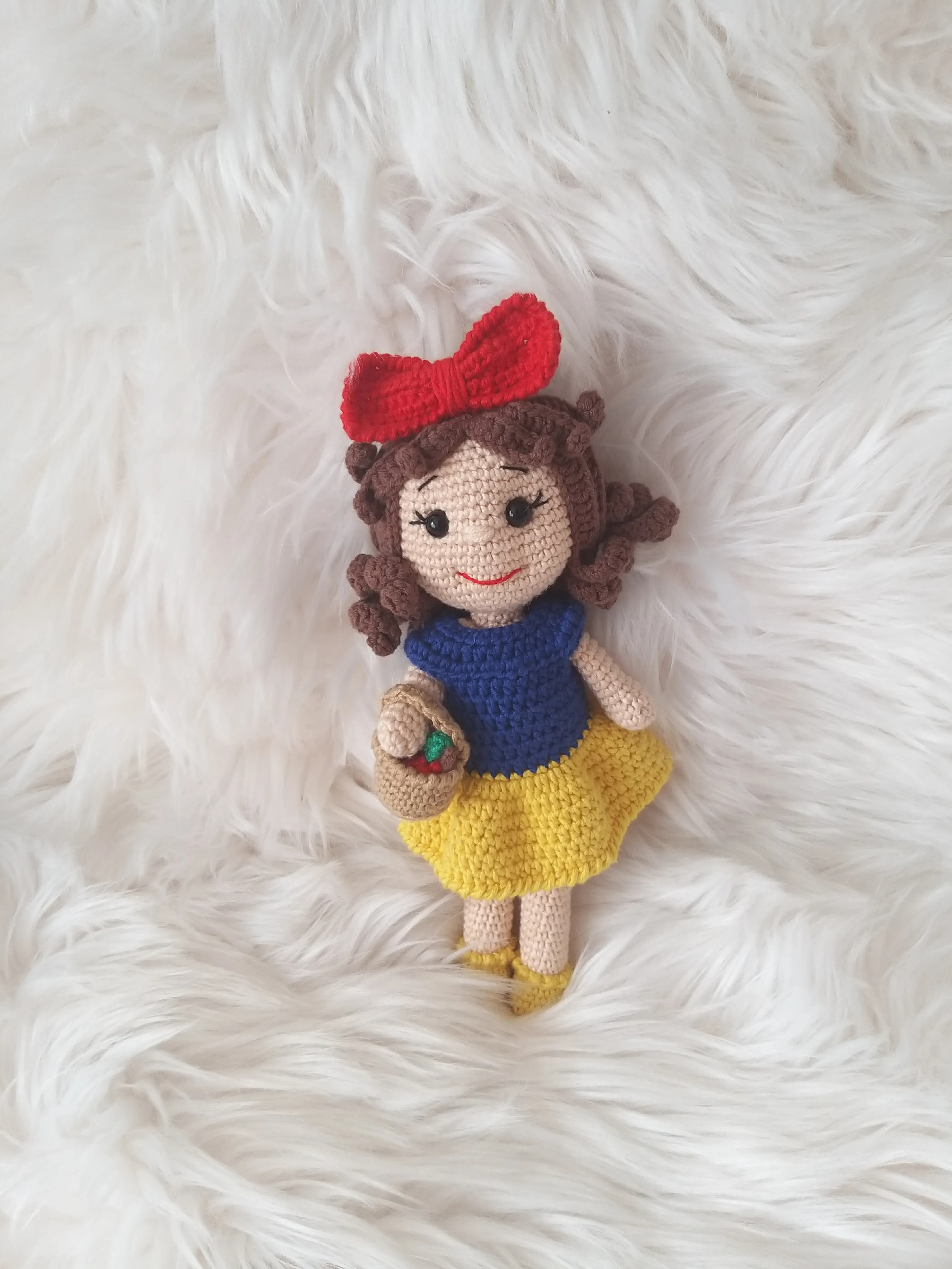 Örme Sepetli Kız Bebek Oyuncak - 20 cm Boyutunda - El Emeği