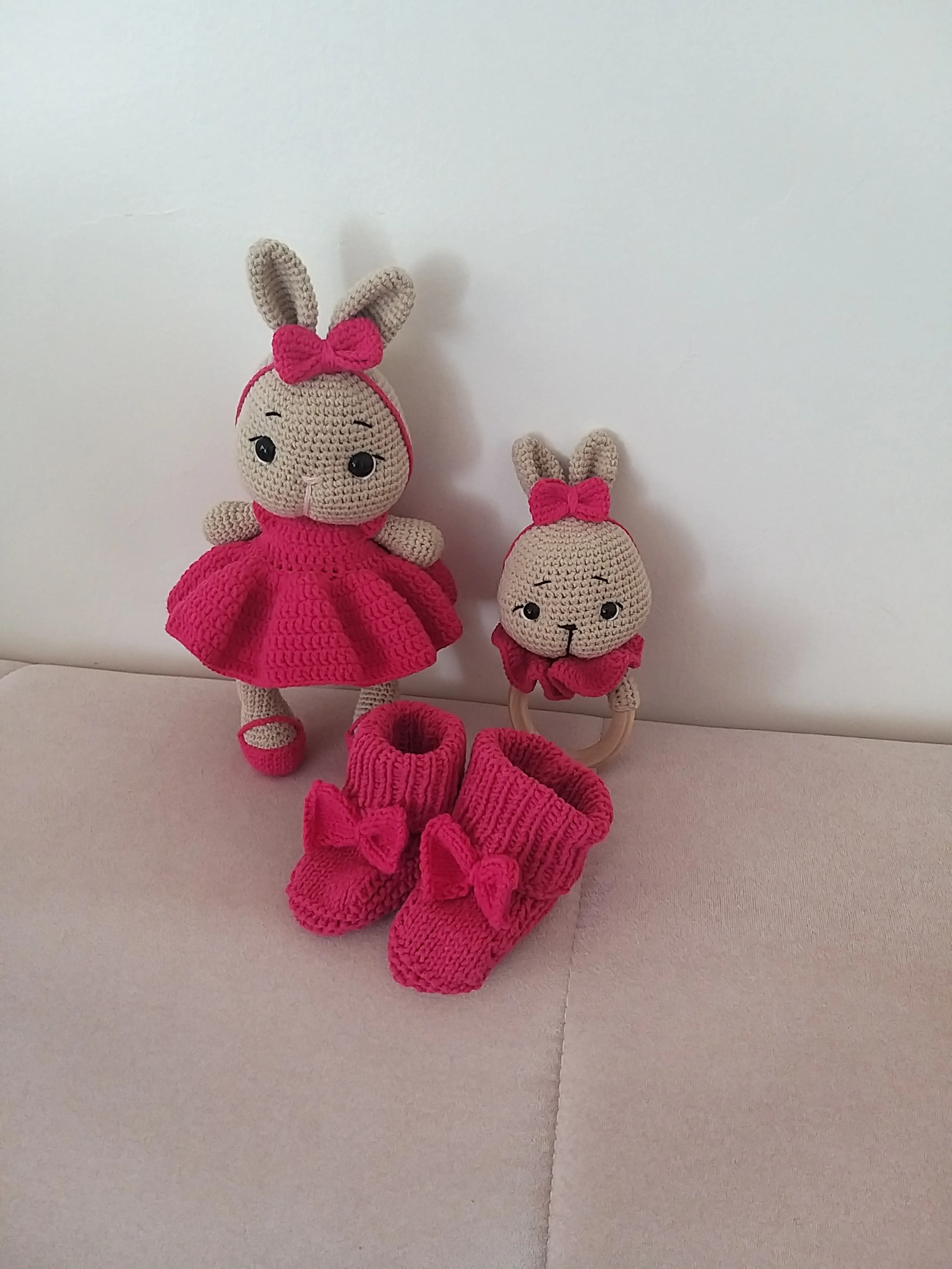 Pembe Örgü Tavşan Oyuncak, Çıngırak ve Patik Seti - El Emeği
