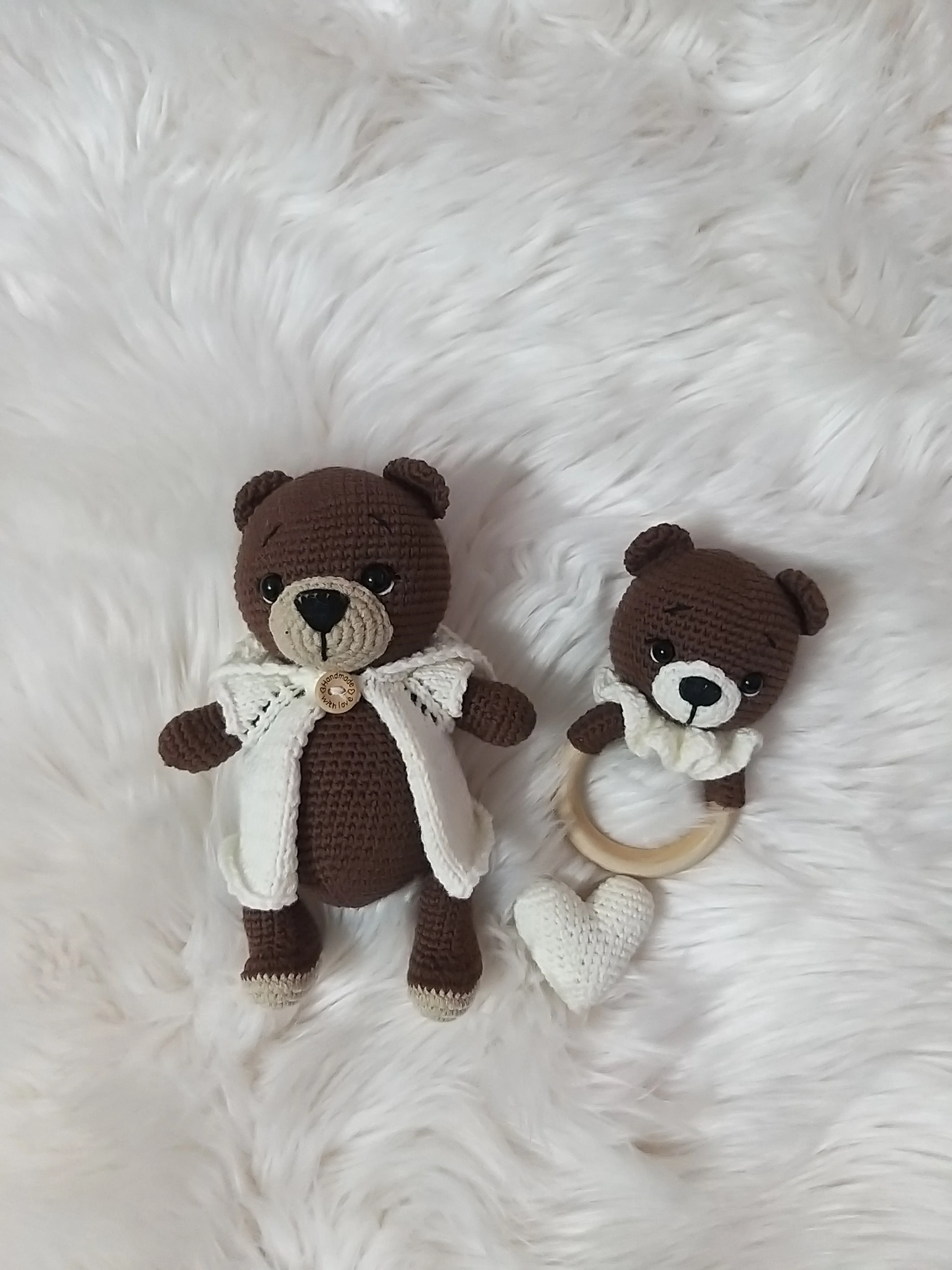 Kahverengi Örgü Ayıcık Oyuncak Seti - Çıngırak ve Kalp Detaylı