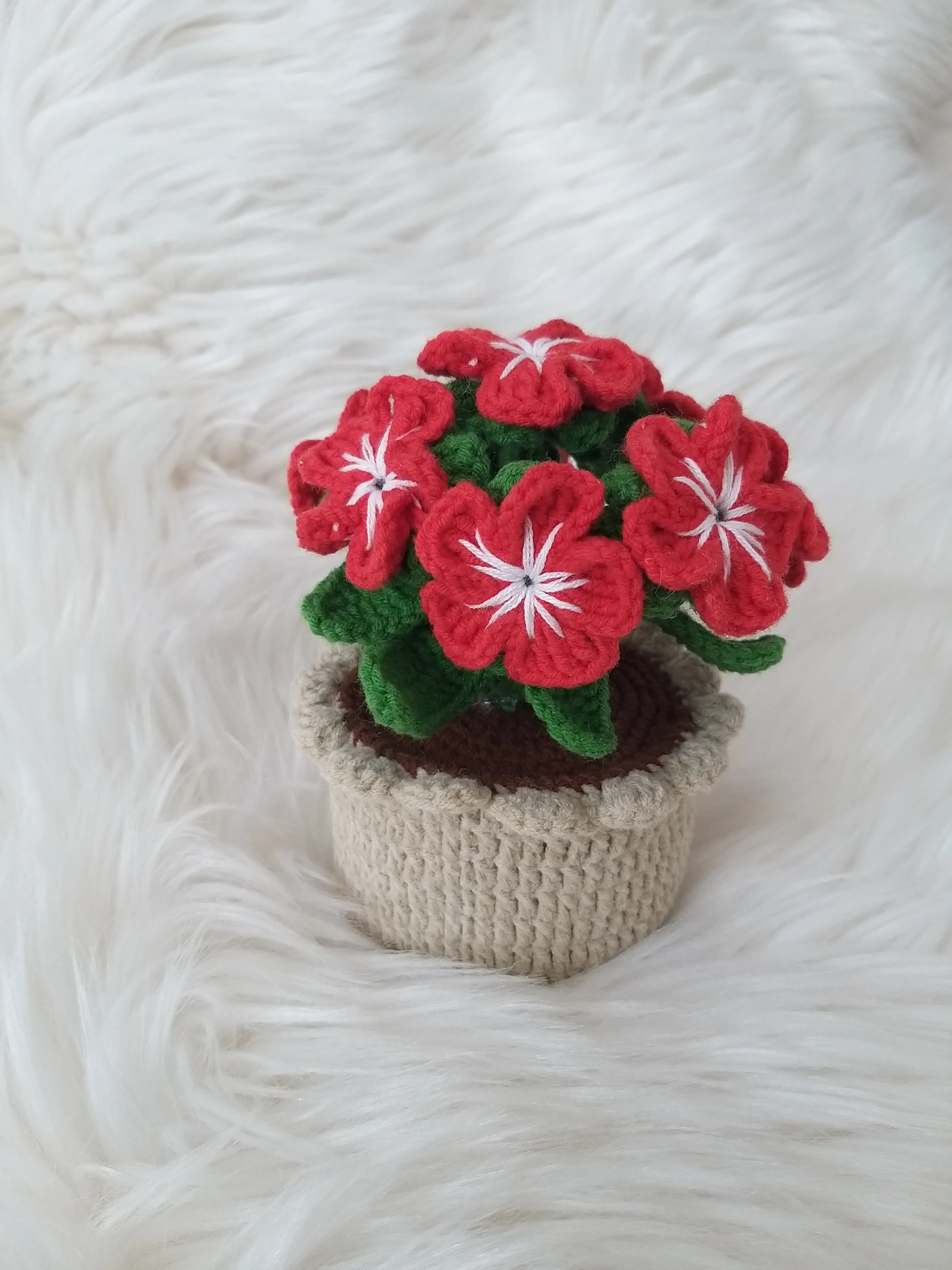 Örme Saksıda Kırmızı Çiçek Dekoratif Obje - El Yapımı