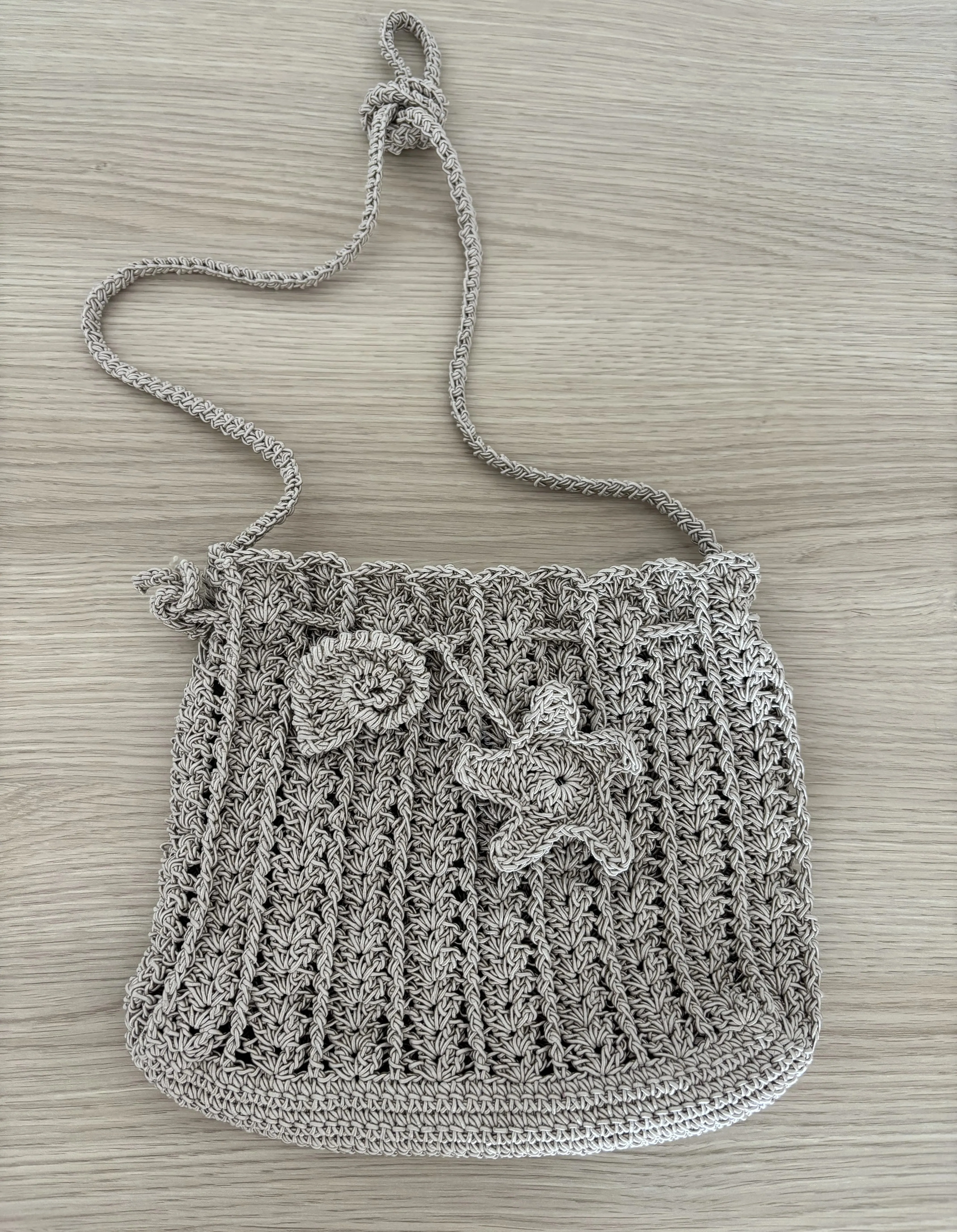 El Örgüsü Çiçek Detaylı Gri Çanta