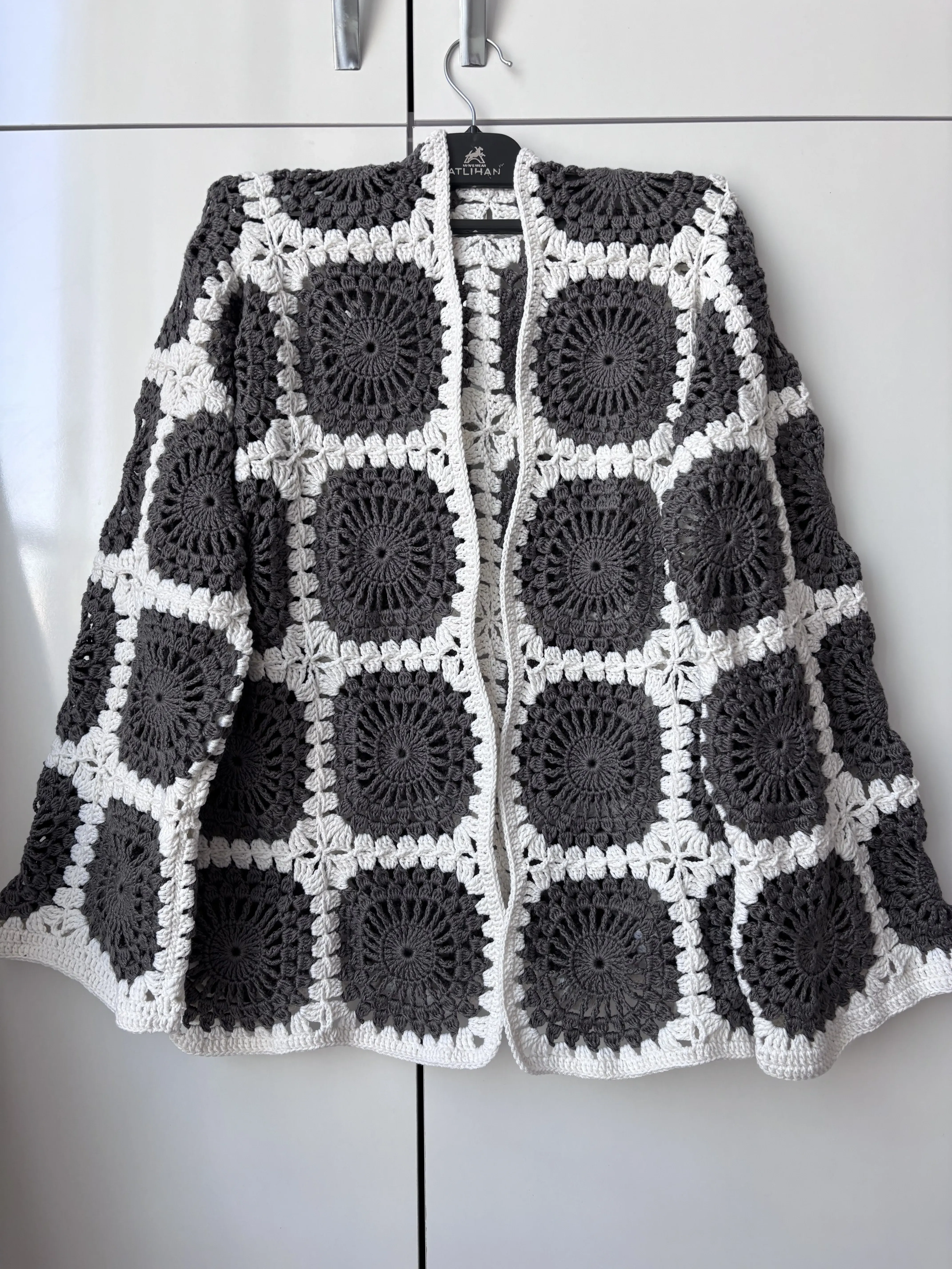 El Örgüsü Siyah-Beyaz Motifli Hırka