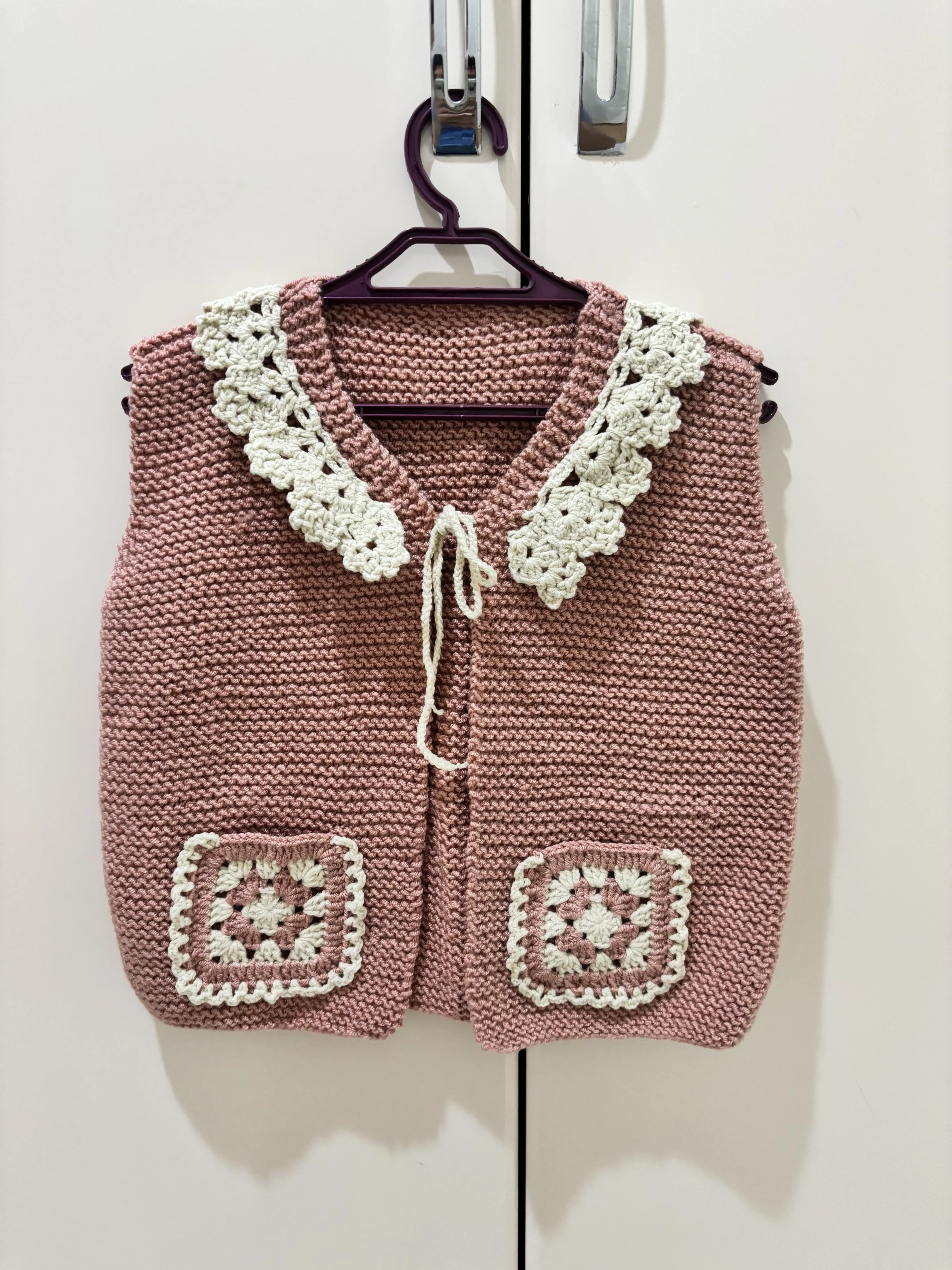Pembe Bebek Yelek Modeli - Dantel Detaylı, Pamuk İp ile Örülmüş