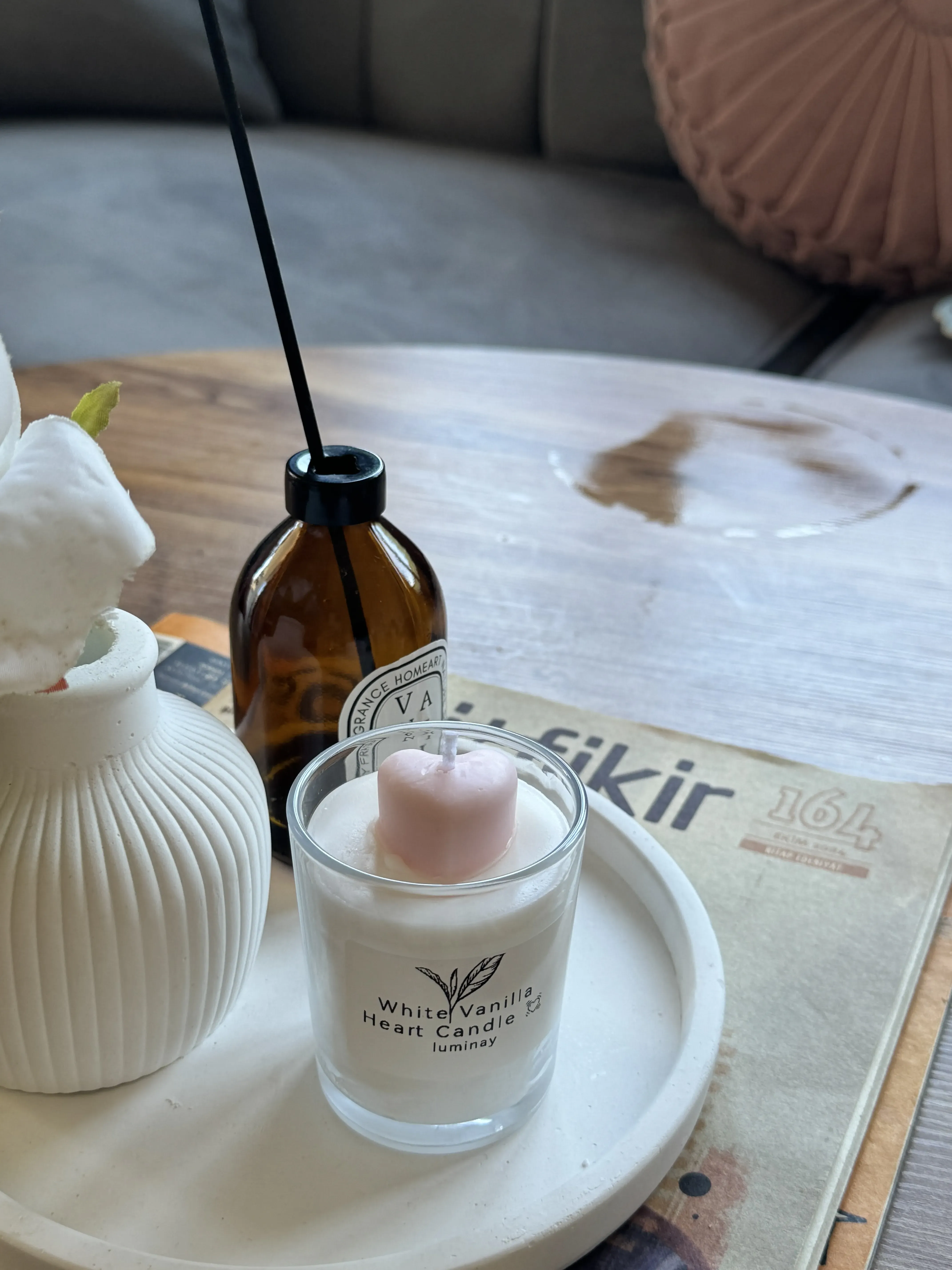 Pembe Kalp Detaylı Vanilyalı Mum - Cam Hazneli Aromaterapi Mum