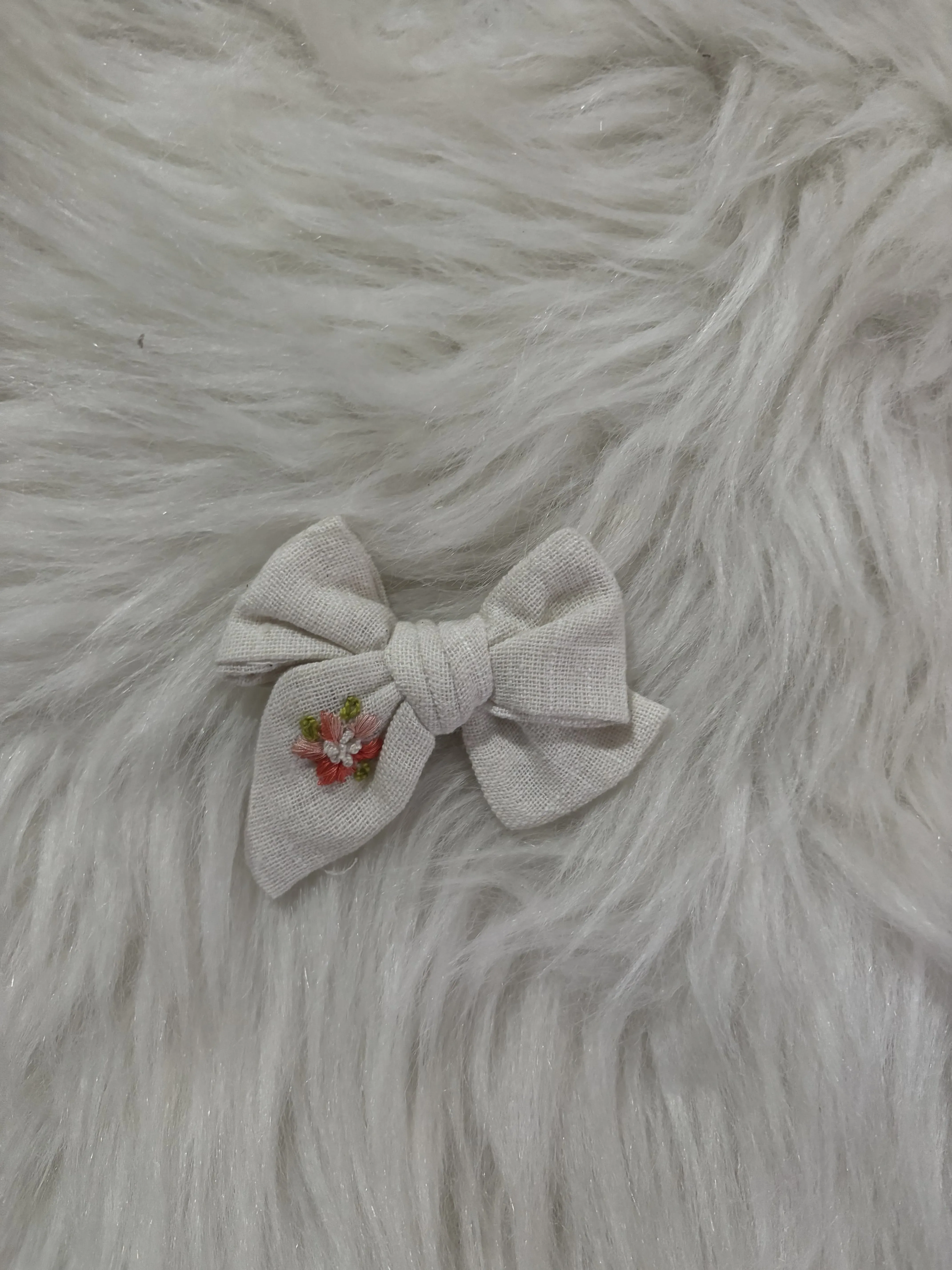 Krem İşlemeli Toka – Zarif ve Şık Saç Aksesuarı